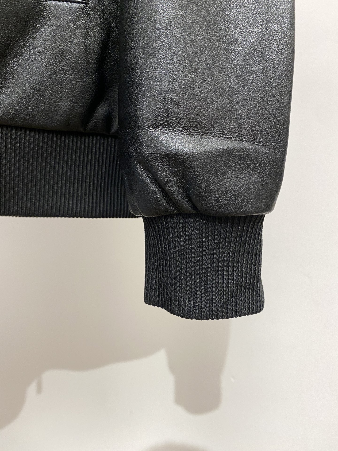 巴宝莉、2025新品PU皮夹克外套，时尚帅气，简约百搭款，定制原版面料，不仅挺括，保持潮流的廓形，又穿着