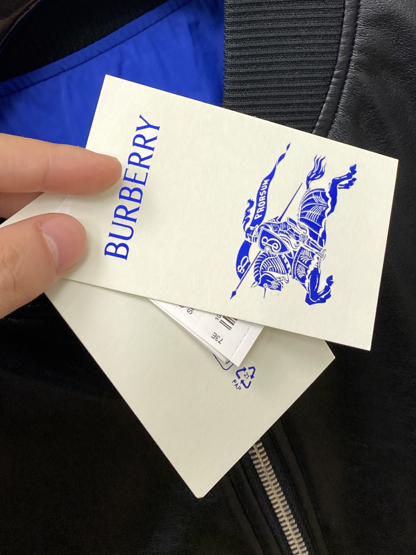 巴宝莉、2025新品PU皮夹克外套，时尚帅气，简约百搭款，定制原版面料，不仅挺括，保持潮流的廓形，又穿着