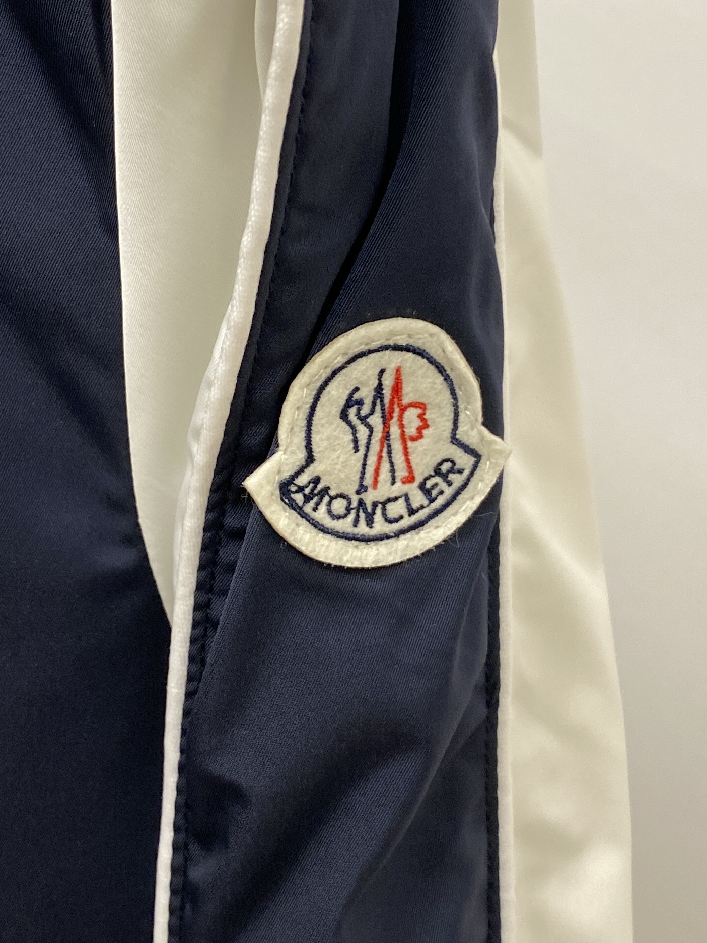 蒙口、2025新品夹克外套，时尚帅气，简约百搭款，袖口顶级刺绣装饰图案logo，定制原版面料，不仅挺括，