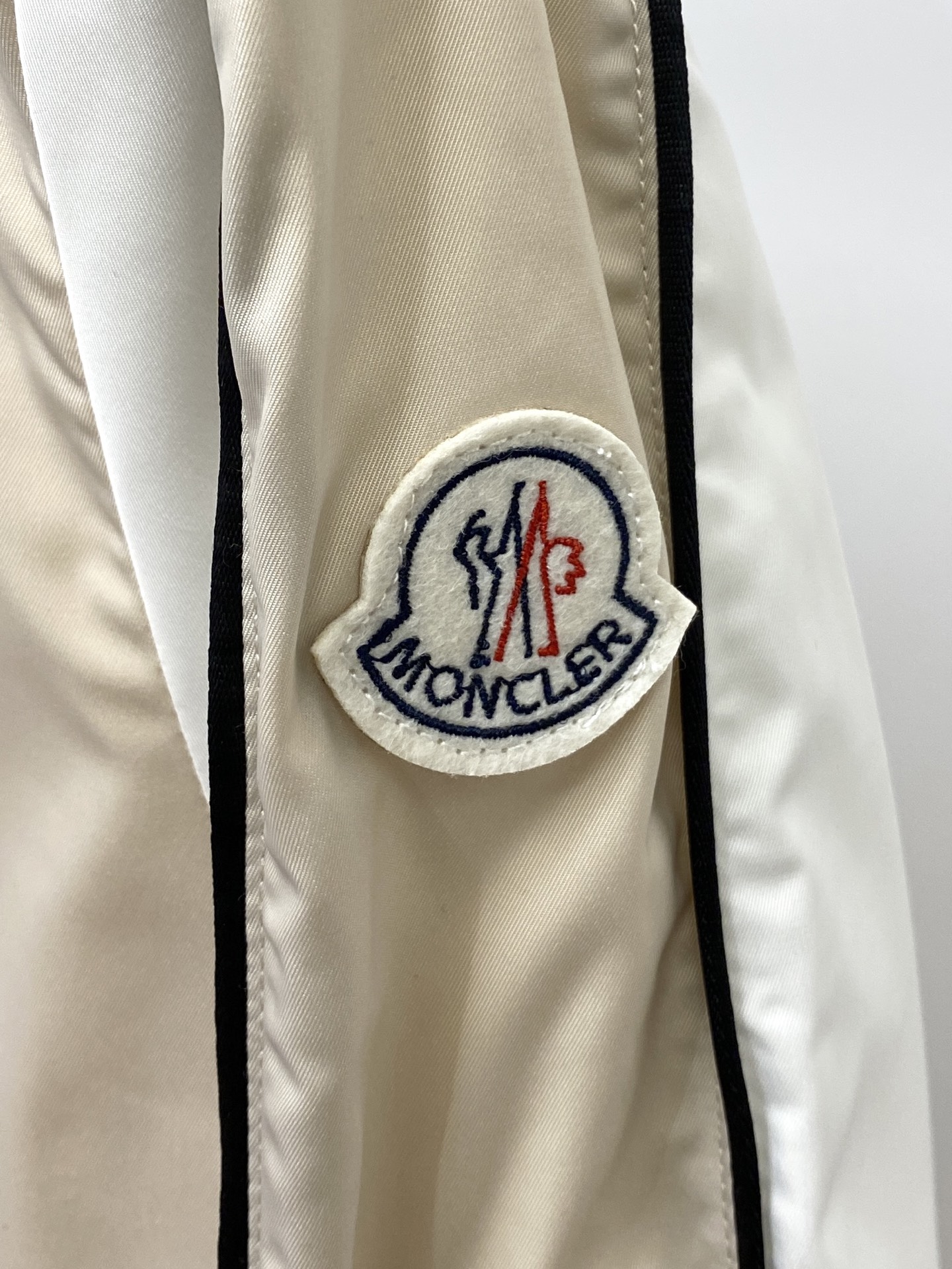 蒙口、2025新品夹克外套，时尚帅气，简约百搭款，袖口顶级刺绣装饰图案logo，定制原版面料，不仅挺括，