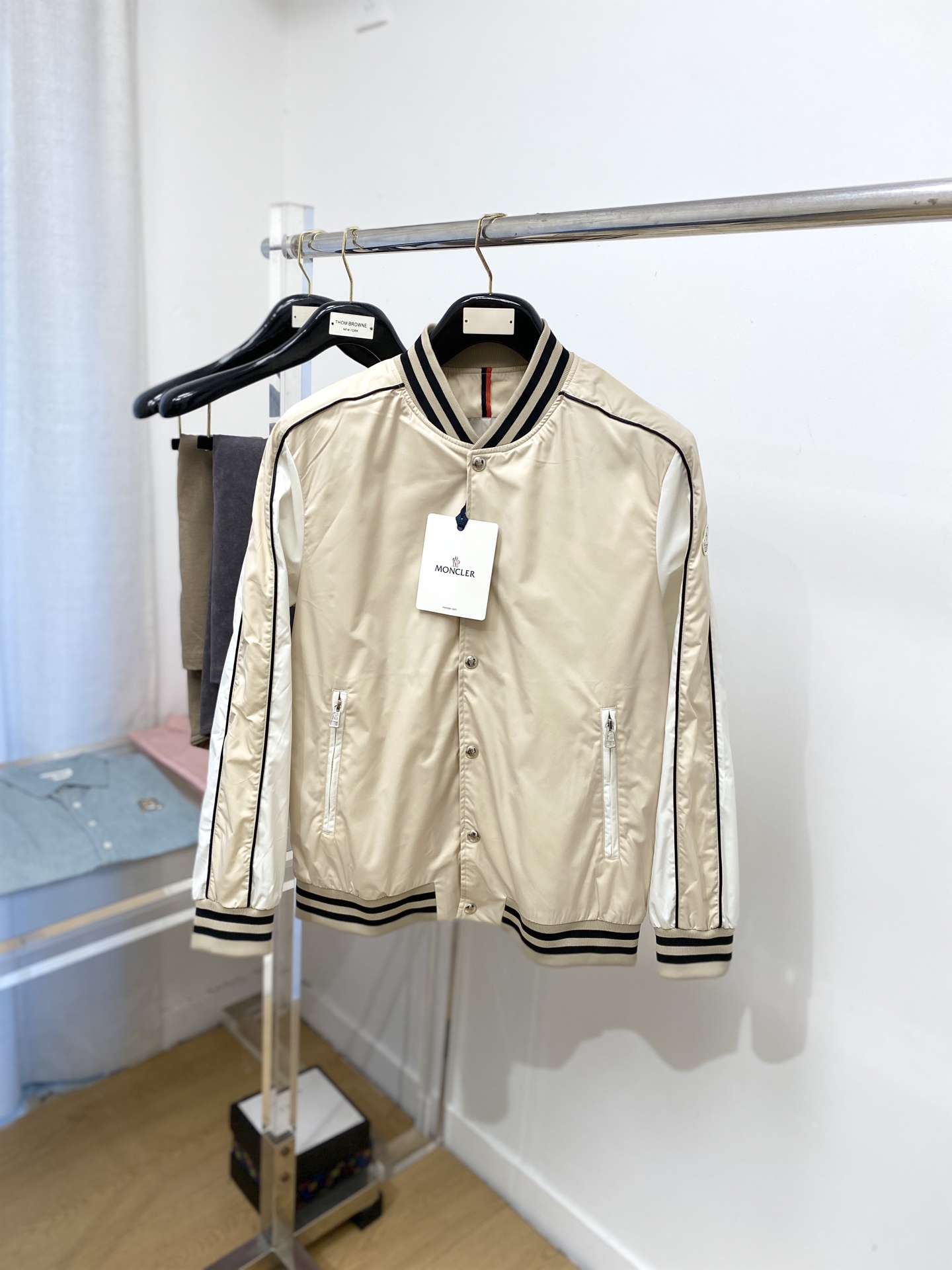 NO:514018,The cover, 2025 new jacket jacket, fashionable and handsome, simple and versatile style, top-grade embroidery decorative pattern logo on the cuff, customized original fabric, not only crisp, maintains the trendy silhouette, and is comfortable to wear, the yarn weaving is more delicate, the number M-3XL, Moncler, jackets & coats, jackets & coats, alexander wang19860909蒙口、2025新品夹克外套,时尚帅气,简约百搭款,袖口顶级刺绣装饰图案logo,定制原版面料,不仅挺括,保持潮流的廓形,又穿着舒适,纱织更细腻,码数M-3XL,,Moncler,jackets & coats,jackets & coats,alexander wang,Men's clothing