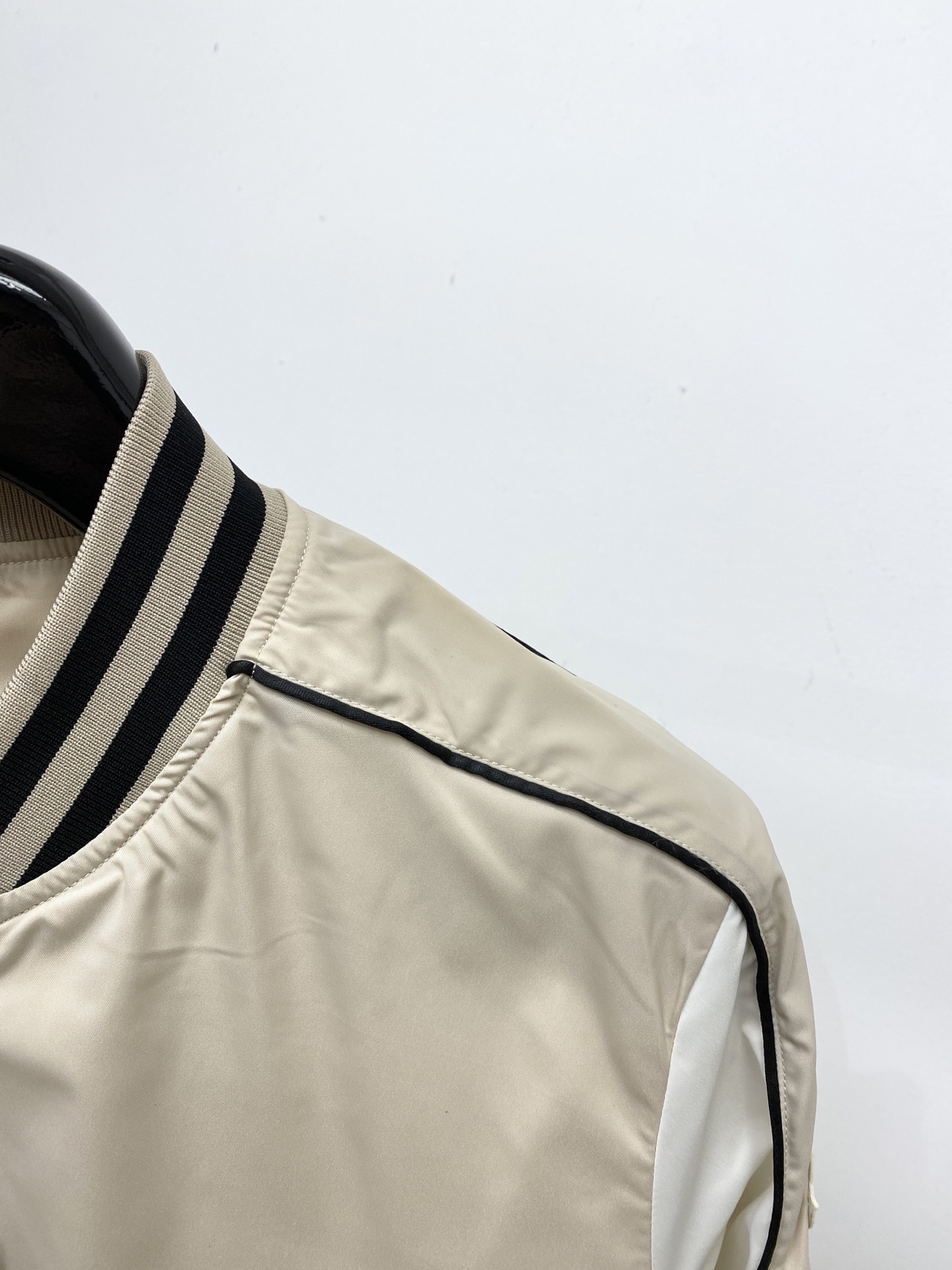 蒙口、2025新品夹克外套，时尚帅气，简约百搭款，袖口顶级刺绣装饰图案logo，定制原版面料，不仅挺括，