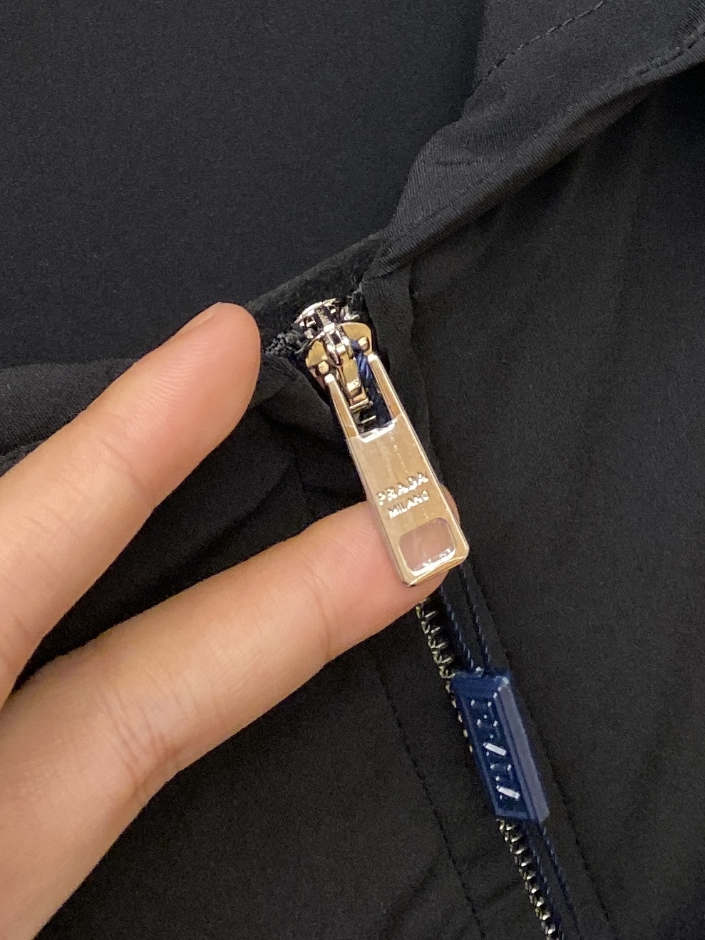 普拉达、2025新品夹克外套，时尚帅气，简约百搭款，胸前顶级印胶字母logo，定制原版面料，不仅挺括，保