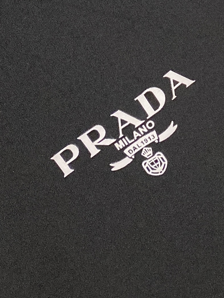 普拉达、2025新品夹克外套，时尚帅气，简约百搭款，胸前顶级印胶字母logo，定制原版面料，不仅挺括，保