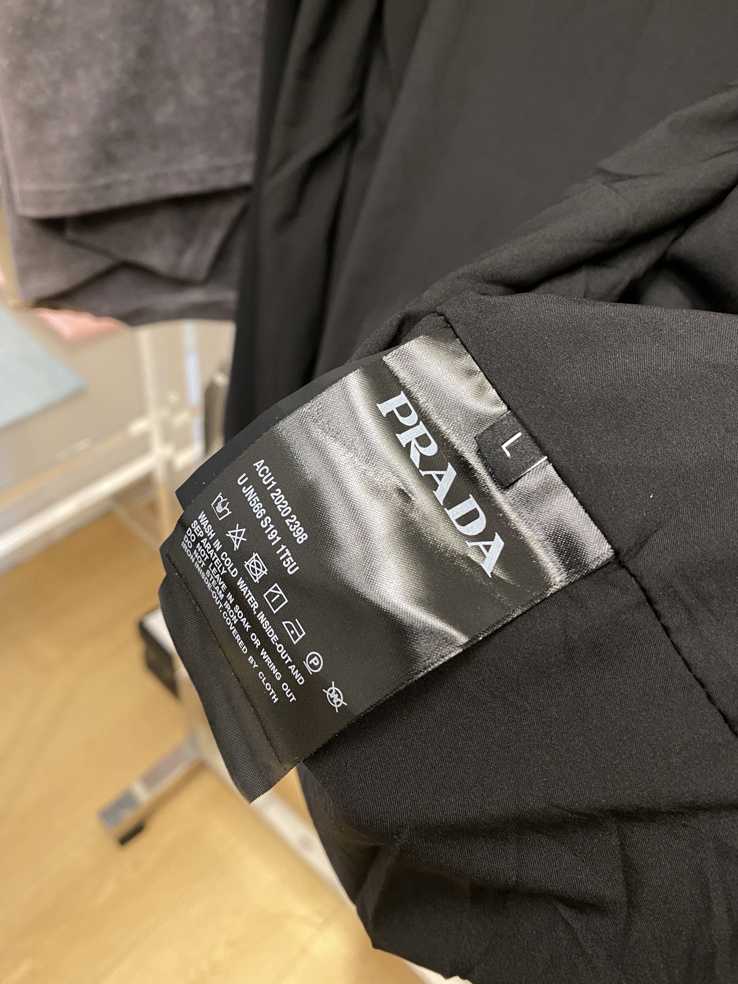 普拉达、2025新品夹克外套，时尚帅气，简约百搭款，胸前顶级印胶字母logo，定制原版面料，不仅挺括，保