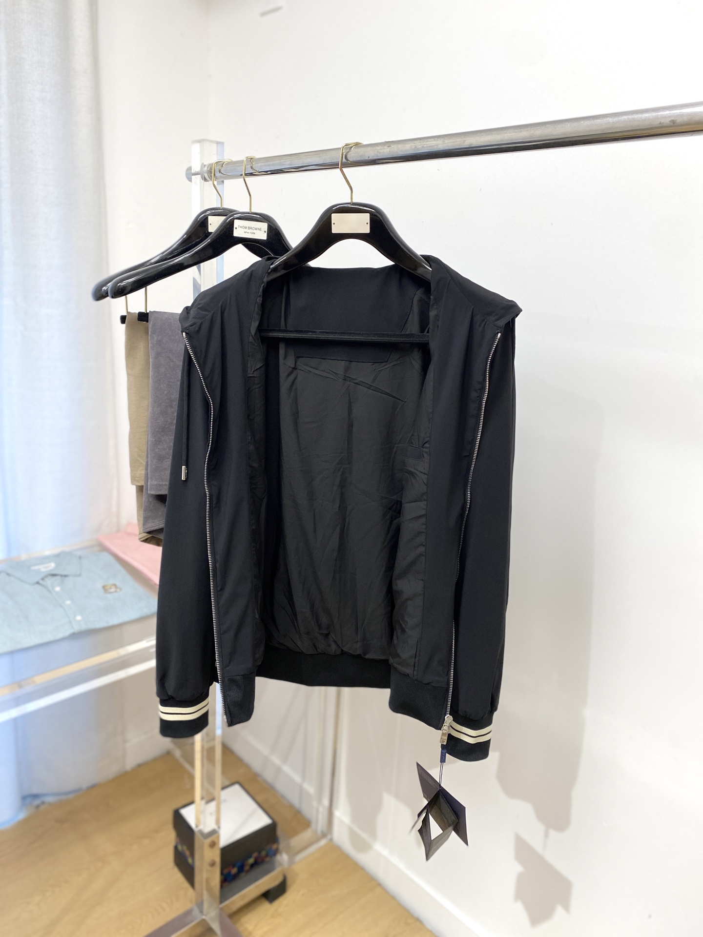 普拉达、2025新品夹克外套，时尚帅气，简约百搭款，胸前顶级印胶字母logo，定制原版面料，不仅挺括，保