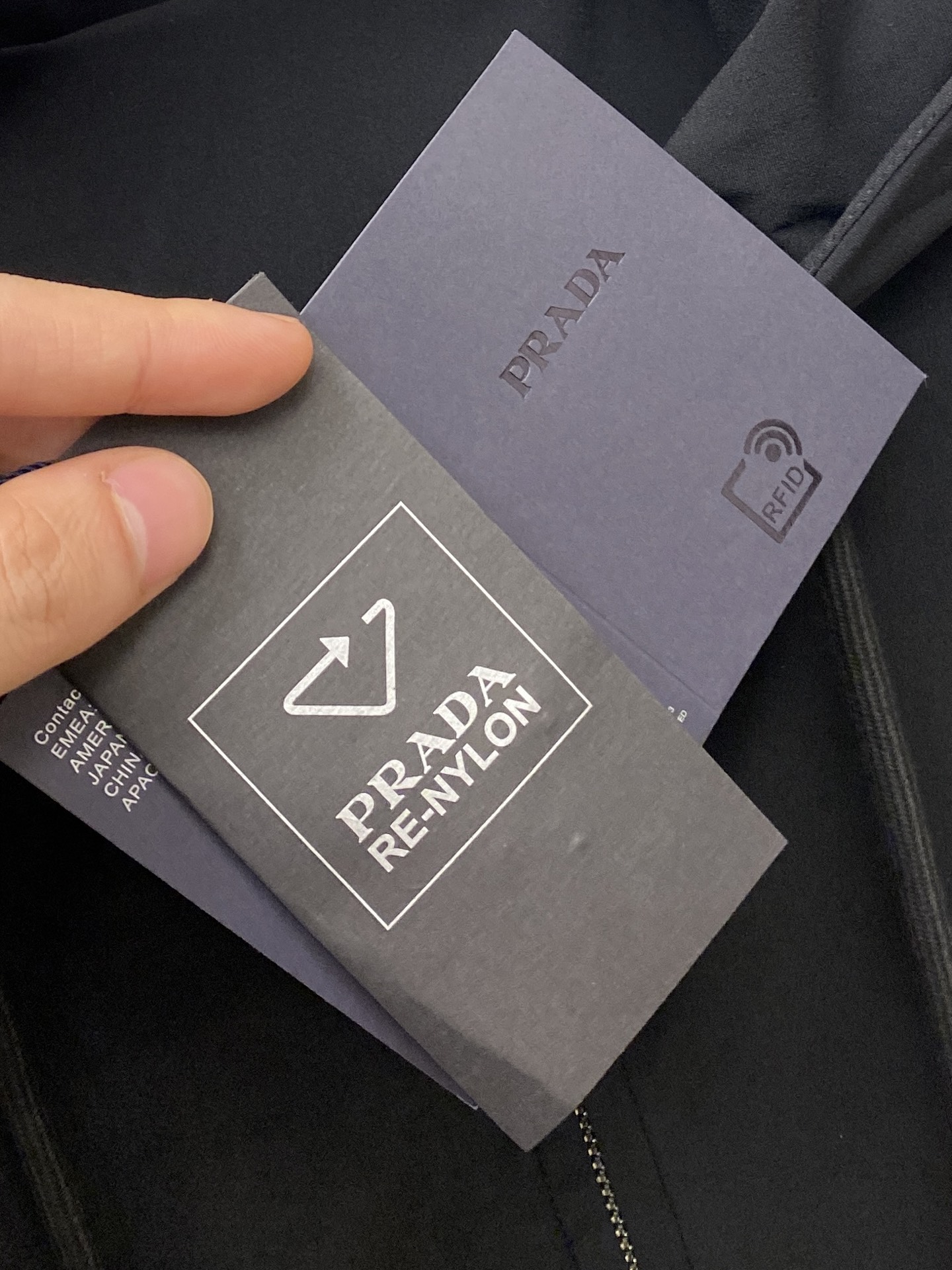 普拉达、2025新品夹克外套，时尚帅气，简约百搭款，胸前顶级印胶字母logo，定制原版面料，不仅挺括，保