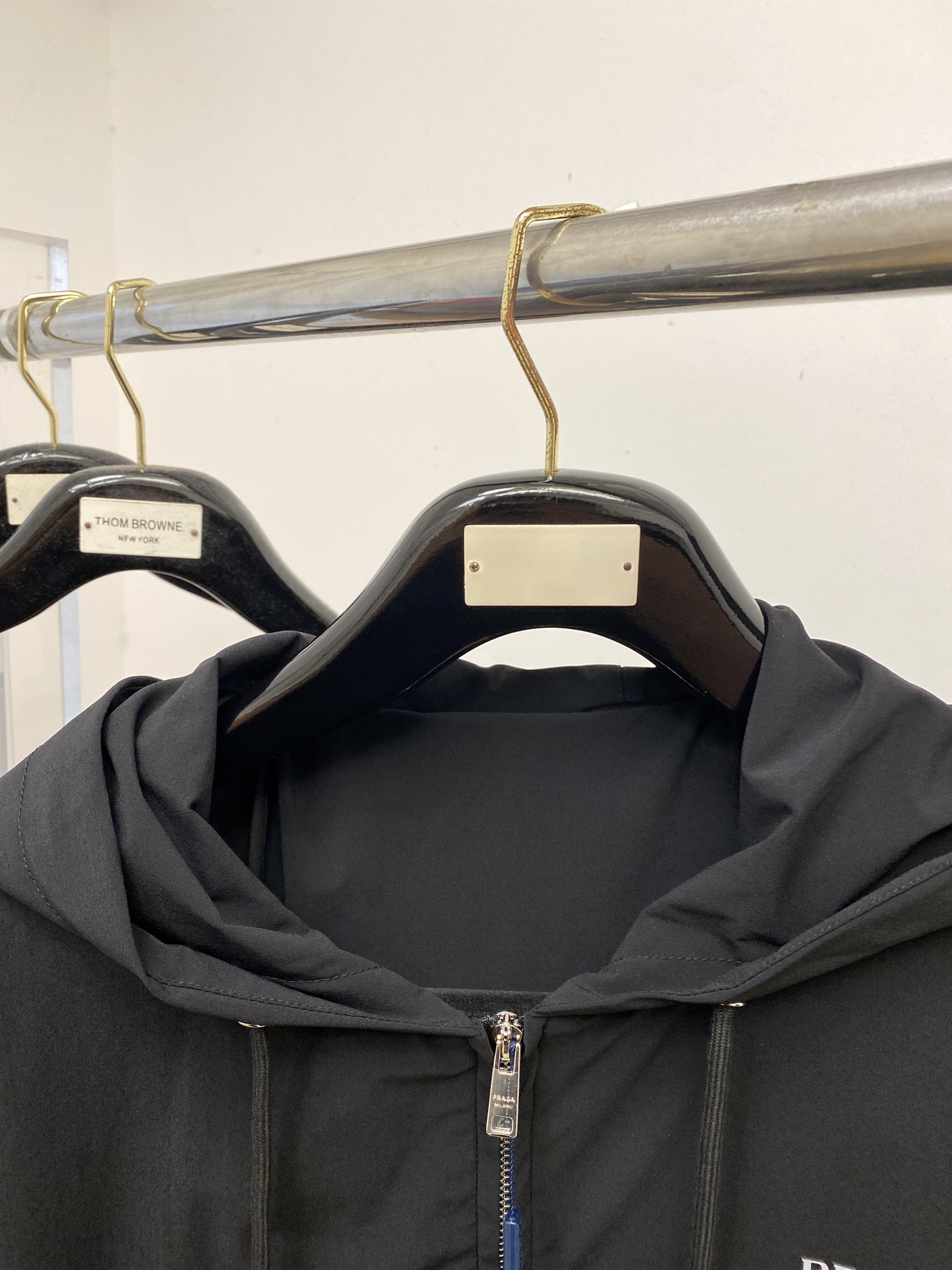 普拉达、2025新品夹克外套，时尚帅气，简约百搭款，胸前顶级印胶字母logo，定制原版面料，不仅挺括，保