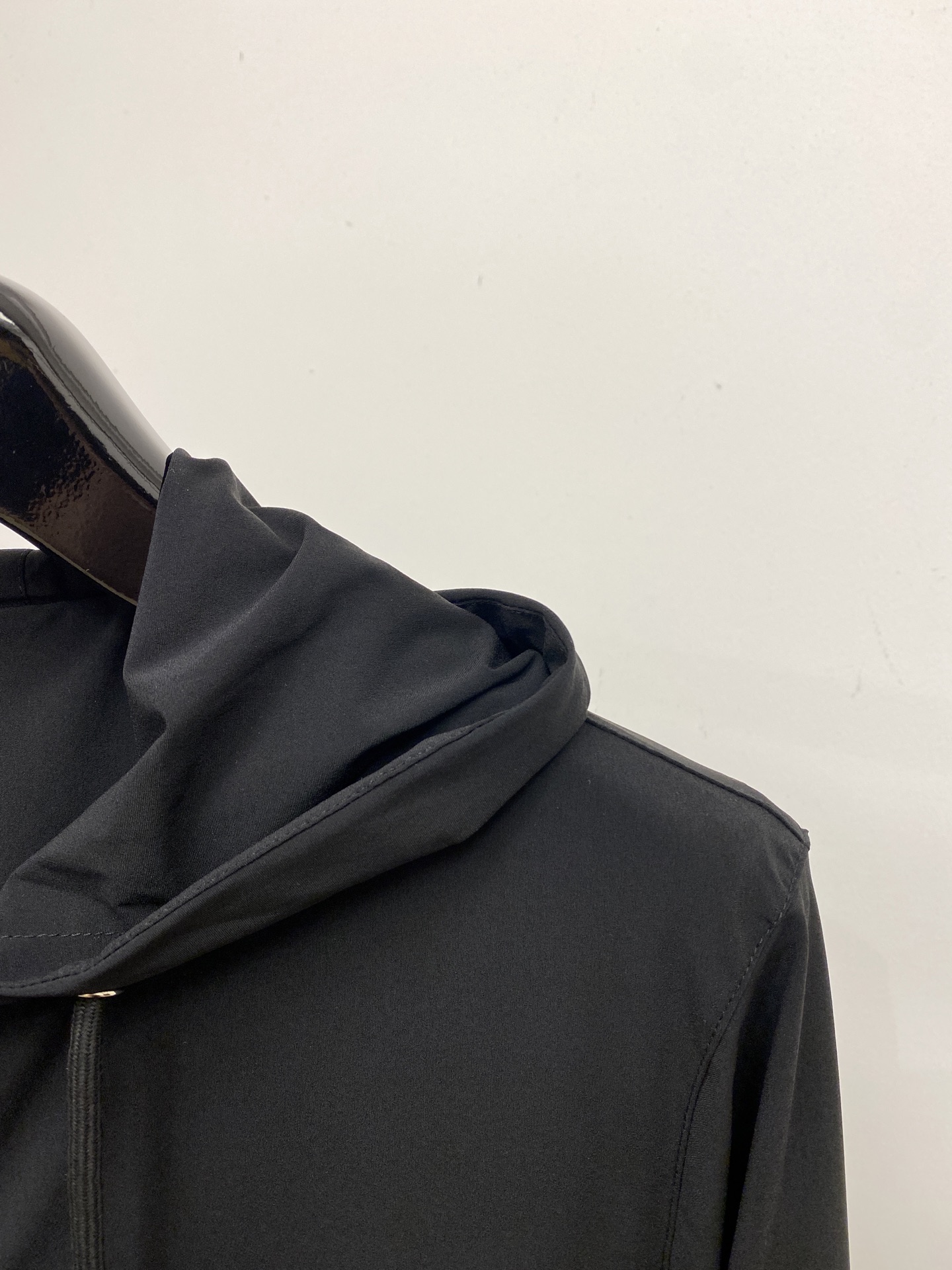 普拉达、2025新品夹克外套，时尚帅气，简约百搭款，胸前顶级印胶字母logo，定制原版面料，不仅挺括，保