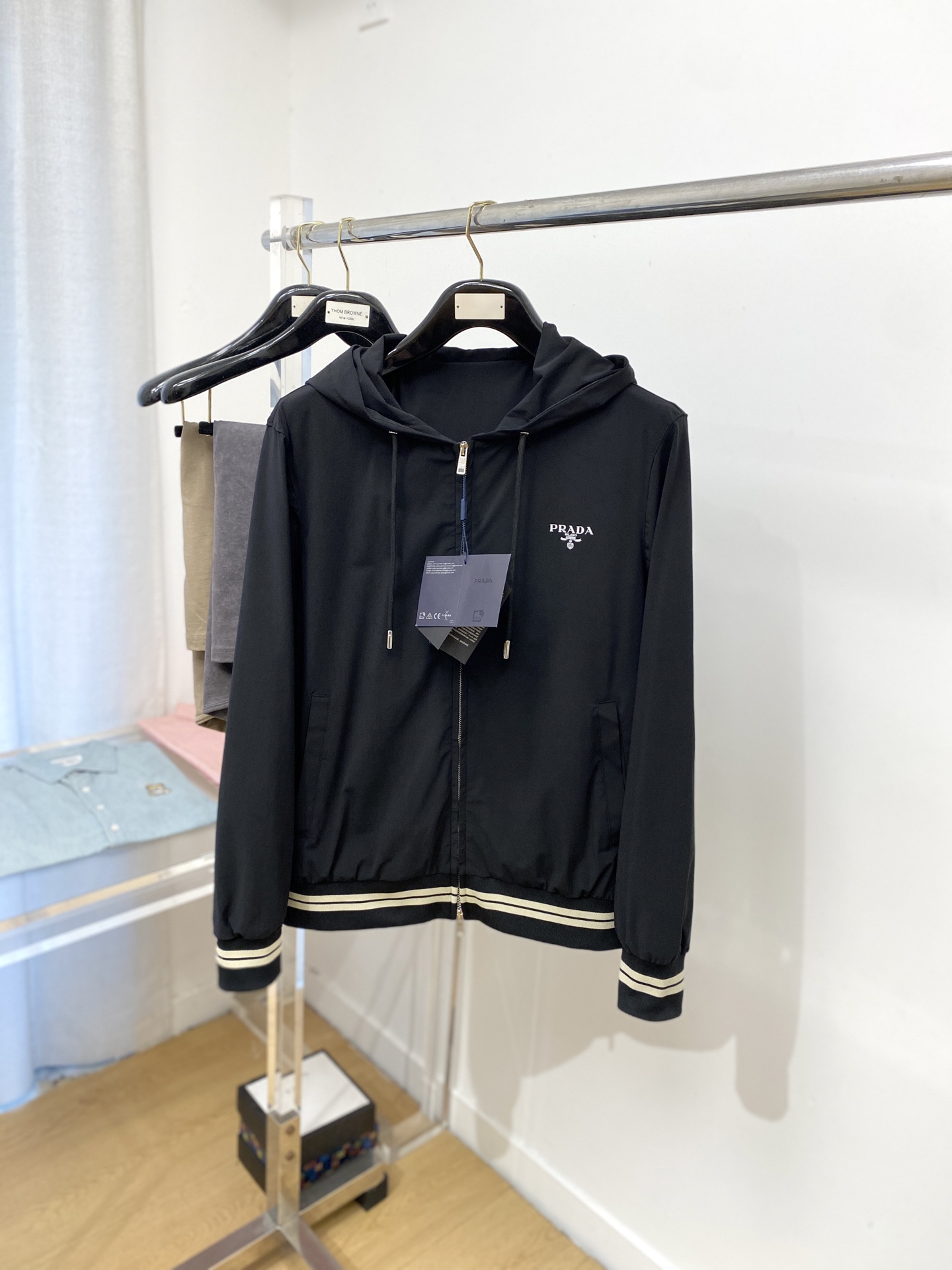 普拉达、2025新品夹克外套，时尚帅气，简约百搭款，胸前顶级印胶字母logo，定制原版面料，不仅挺括，保