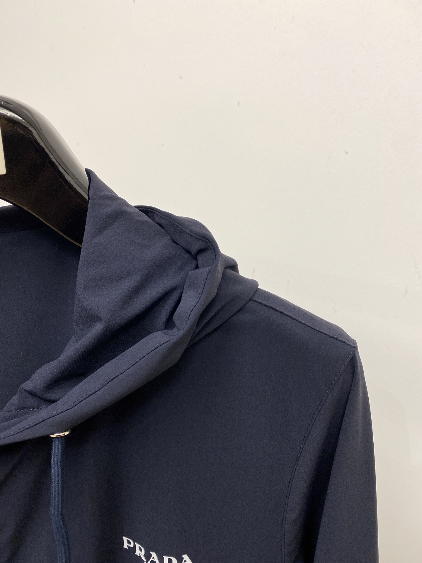 普拉达、2025新品夹克外套，时尚帅气，简约百搭款，胸前顶级印胶字母logo，定制原版面料，不仅挺括，保