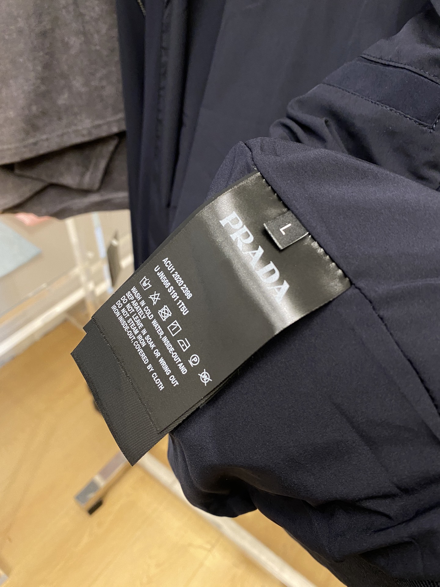 普拉达、2025新品夹克外套，时尚帅气，简约百搭款，胸前顶级印胶字母logo，定制原版面料，不仅挺括，保