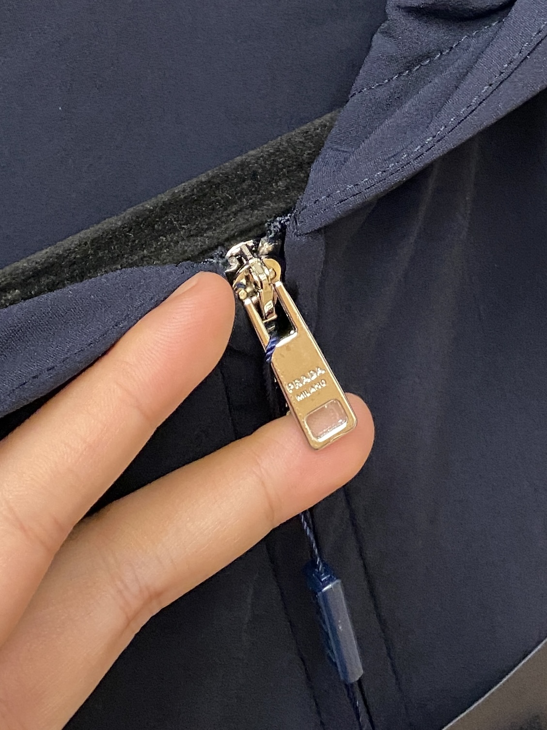 普拉达、2025新品夹克外套，时尚帅气，简约百搭款，胸前顶级印胶字母logo，定制原版面料，不仅挺括，保