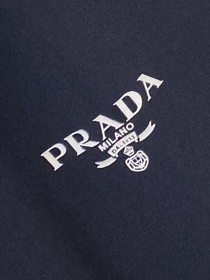 普拉达、2025新品夹克外套，时尚帅气，简约百搭款，胸前顶级印胶字母logo，定制原版面料，不仅挺括，保