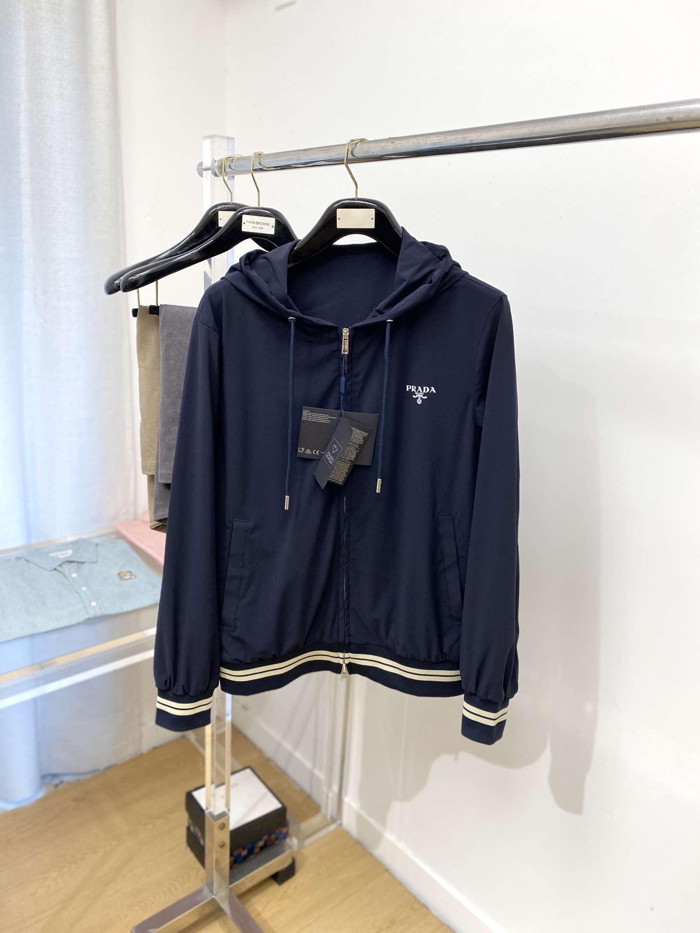 NO:514019,Prada, 2025 new jacket jacket, fashionable and handsome, simple and versatile style, top-grade printed letter logo on the chest, customized original fabric, not only crisp, maintains the trendy silhouette, and is comfortable to wear, the yarn weaving is more delicate, the number M-3XL, prada, jackets & coats, jackets & coats, alexander wang19860909普拉达、2025新品夹克外套,时尚帅气,简约百搭款,胸前顶级印胶字母logo,定制原版面料,不仅挺括,保持潮流的廓形,又穿着舒适,纱织更细腻,码数M-3XL,,prada,jackets & coats,jackets & coats,alexander wang,Men's clothing