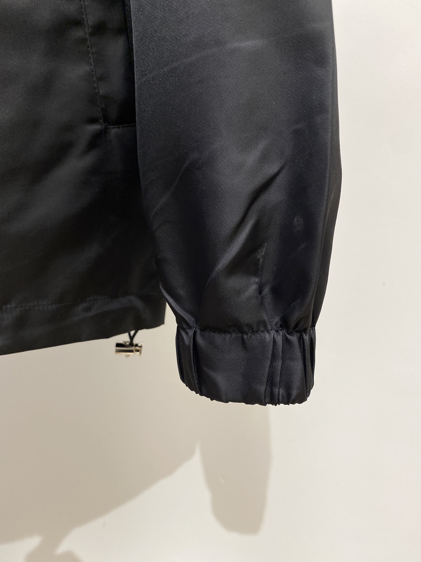 普拉达、2025新品夹克外套，时尚帅气，简约百搭款，胸前五金装饰三角标logo，定制原版面料，不仅挺括，