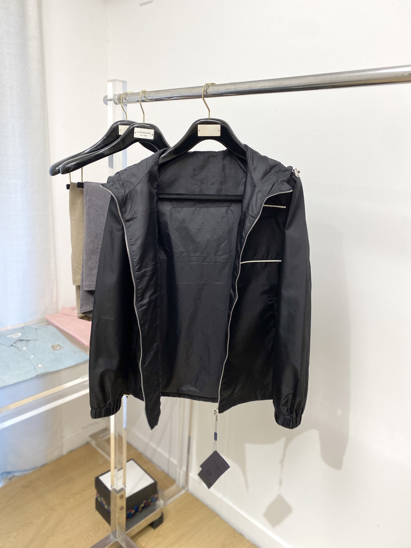 普拉达、2025新品夹克外套，时尚帅气，简约百搭款，胸前五金装饰三角标logo，定制原版面料，不仅挺括，