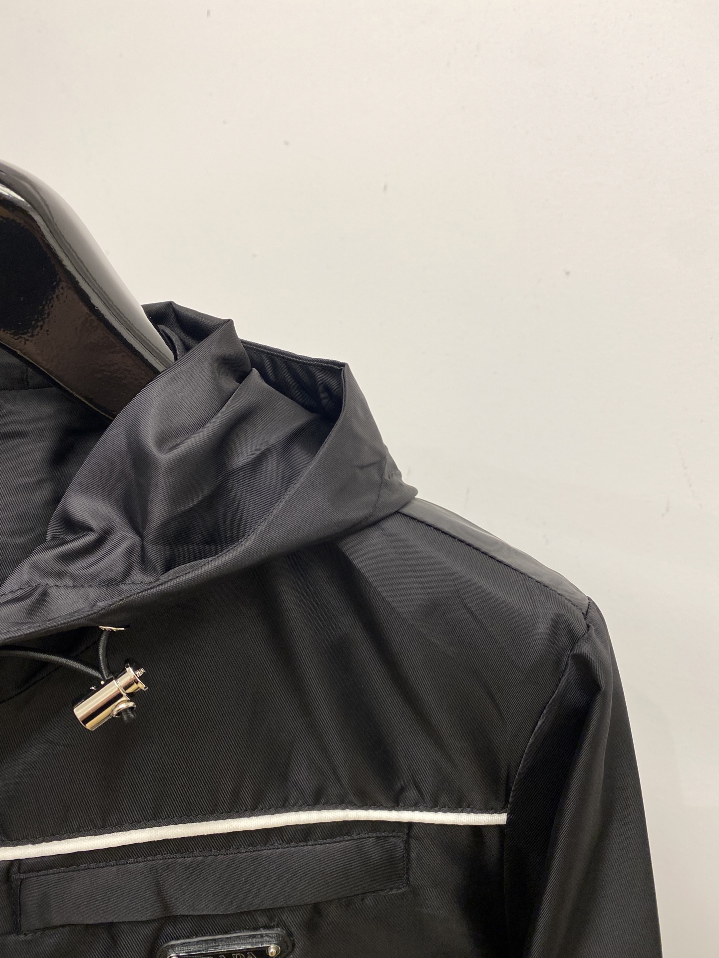 普拉达、2025新品夹克外套，时尚帅气，简约百搭款，胸前五金装饰三角标logo，定制原版面料，不仅挺括，