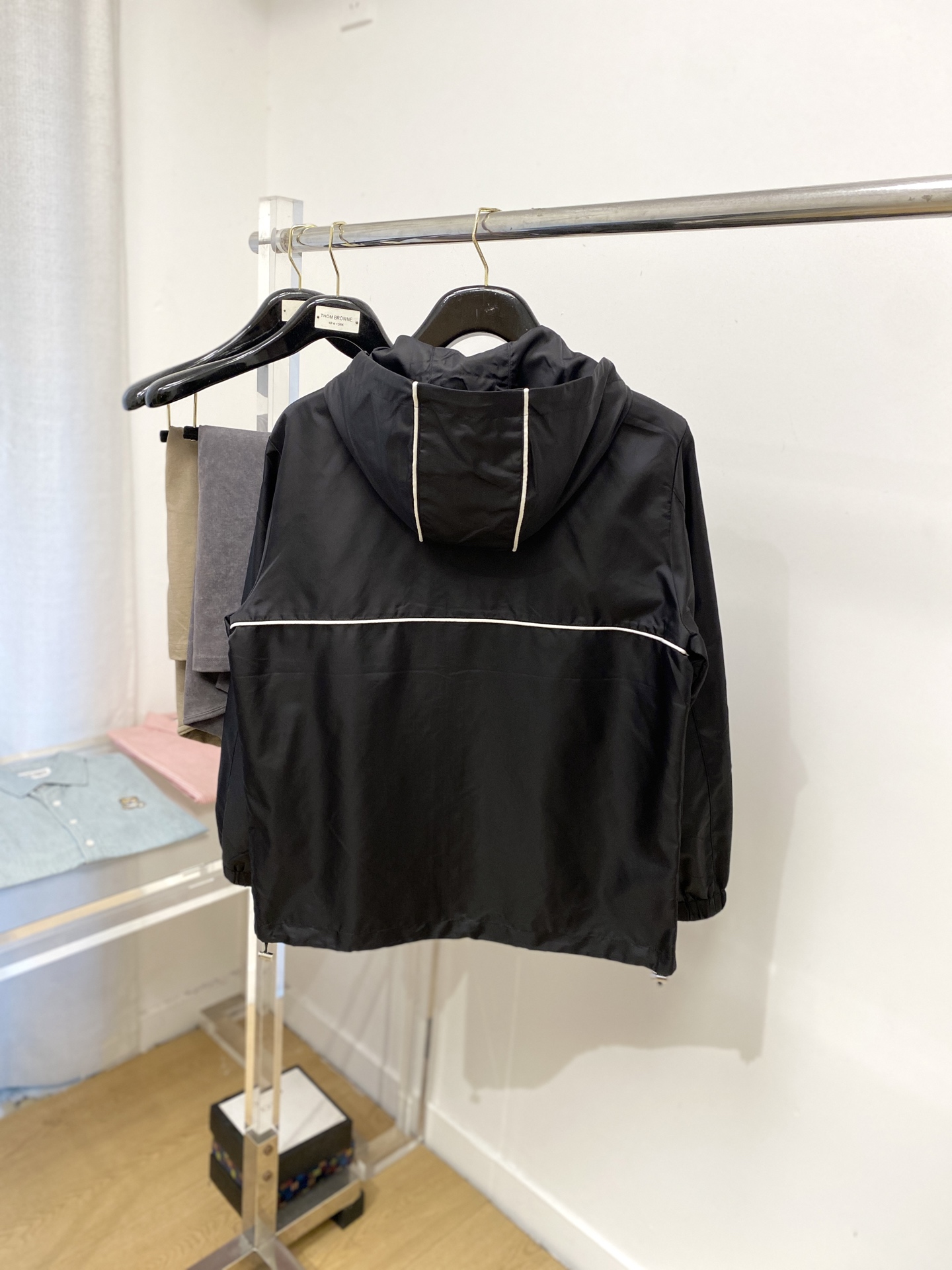 普拉达、2025新品夹克外套，时尚帅气，简约百搭款，胸前五金装饰三角标logo，定制原版面料，不仅挺括，