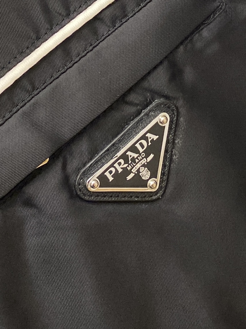 普拉达、2025新品夹克外套，时尚帅气，简约百搭款，胸前五金装饰三角标logo，定制原版面料，不仅挺括，