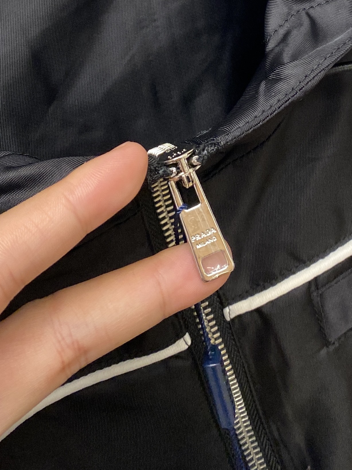 普拉达、2025新品夹克外套，时尚帅气，简约百搭款，胸前五金装饰三角标logo，定制原版面料，不仅挺括，