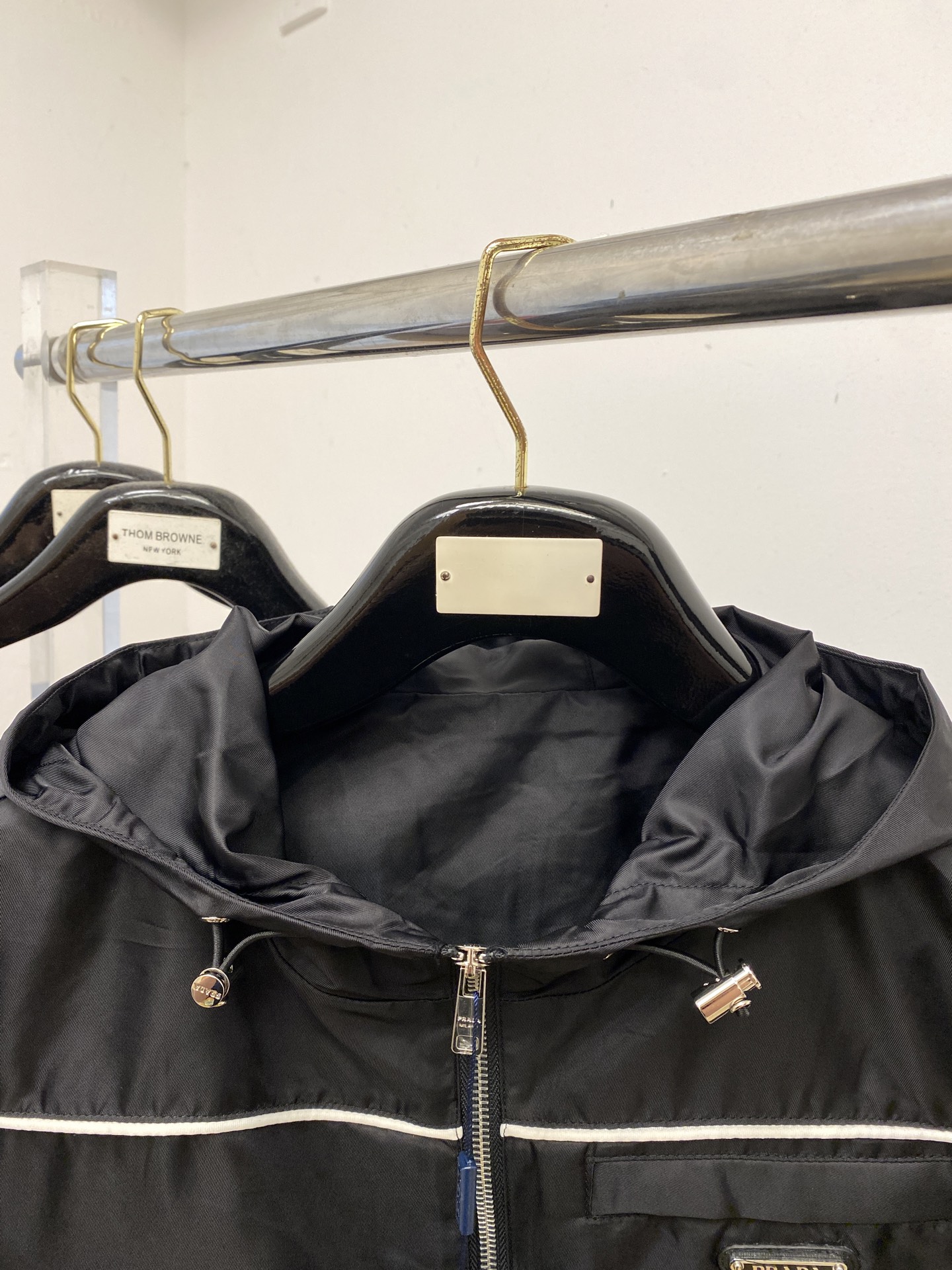 普拉达、2025新品夹克外套，时尚帅气，简约百搭款，胸前五金装饰三角标logo，定制原版面料，不仅挺括，