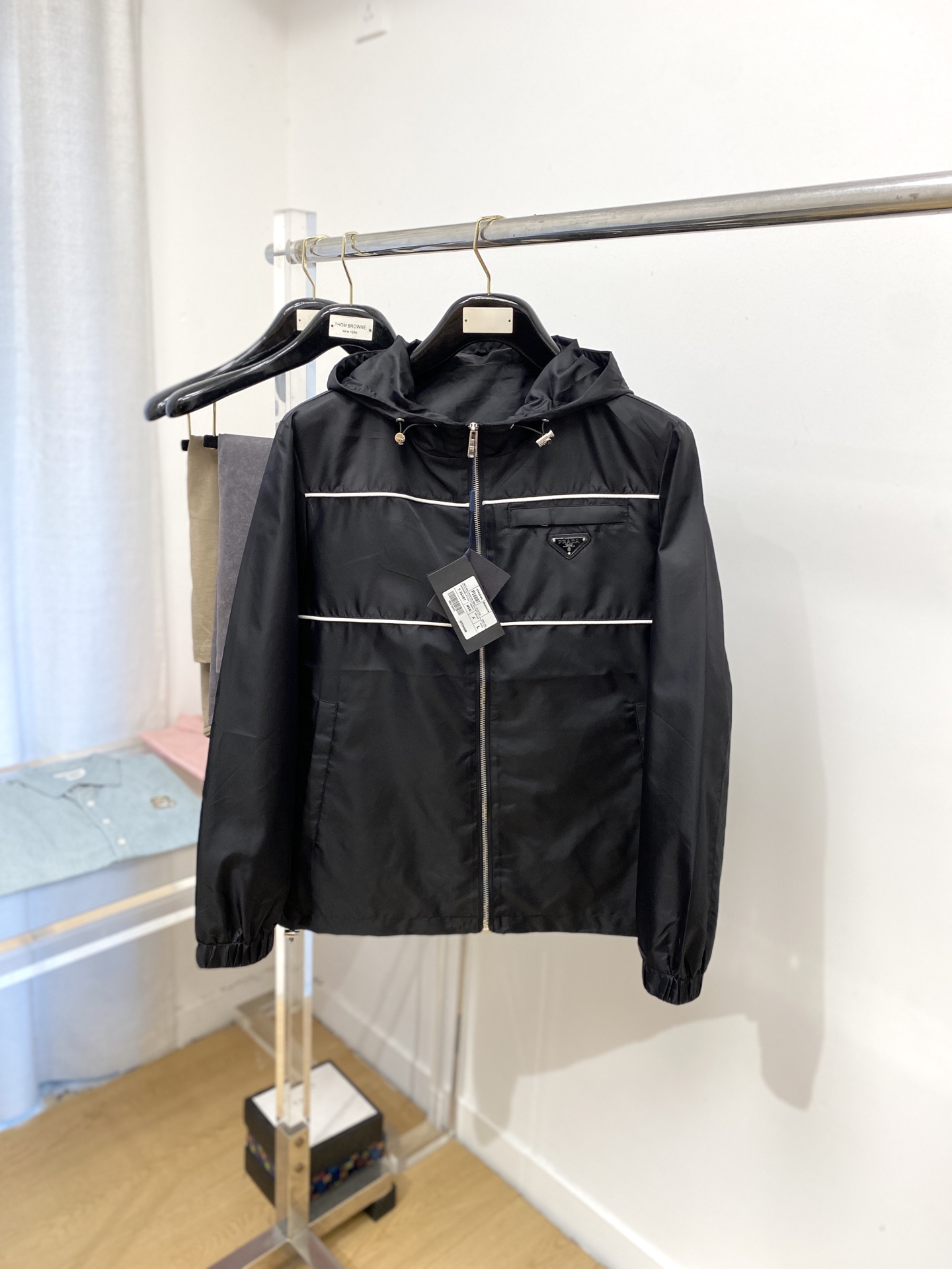 NO:514021,Prada, 2025 new jacket jacket, fashionable and handsome, simple and versatile style, chest hardware decorative triangle logo, customized original fabric, not only crisp, maintains the trendy silhouette, and is comfortable to wear, the yarn weaving is more delicate, the number M-3XL, prada, jackets & coats, jackets & coats, alexander wang19860909普拉达、2025新品夹克外套,时尚帅气,简约百搭款,胸前五金装饰三角标logo,定制原版面料,不仅挺括,保持潮流的廓形,又穿着舒适,纱织更细腻,码数M-3XL,,prada,jackets & coats,jackets & coats,alexander wang,Men's clothing