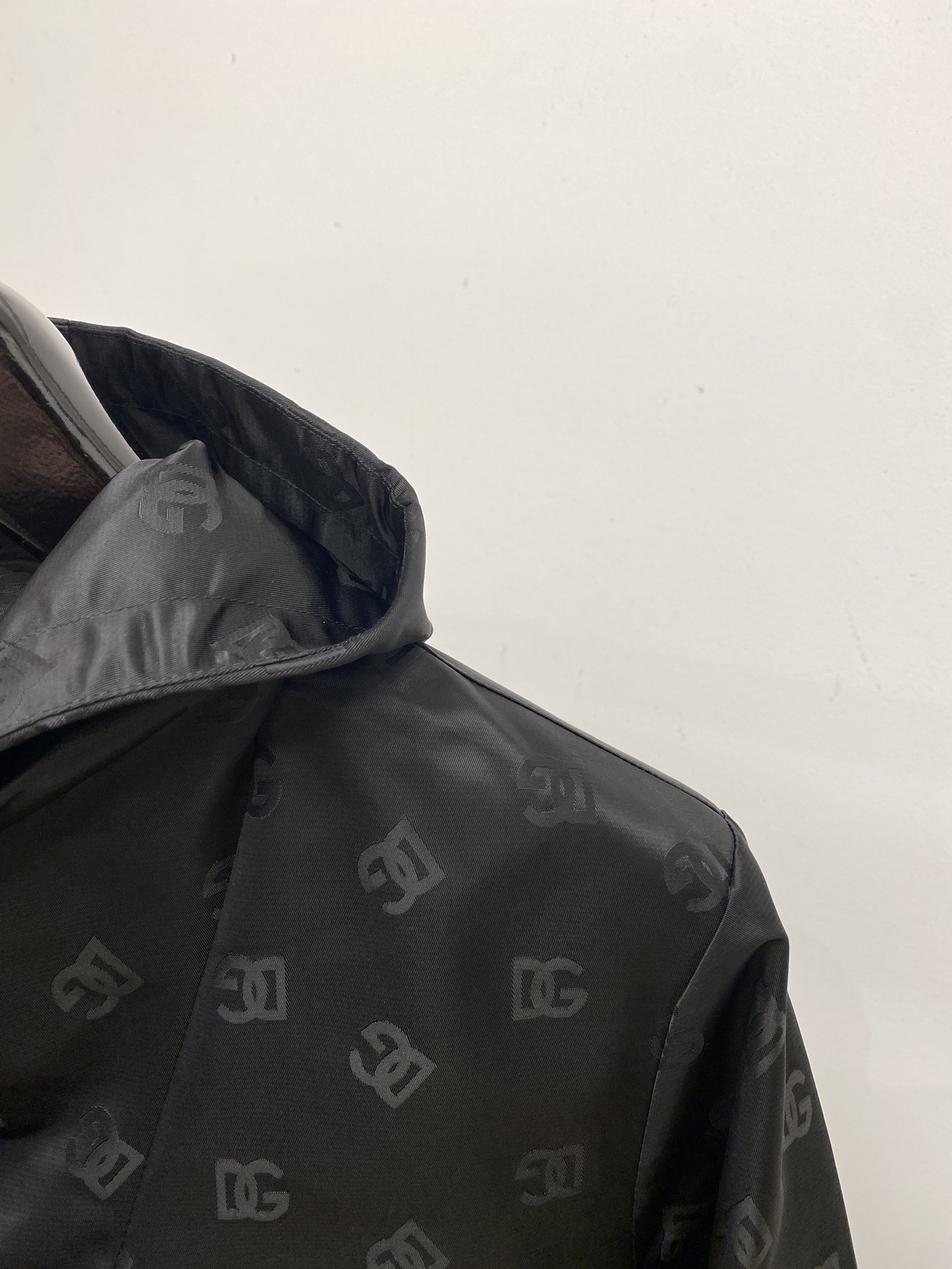 DG、2025新品夹克外套，时尚帅气，简约百搭款，顶级数码定位印花字母logo，定制原版面料，不仅挺括，