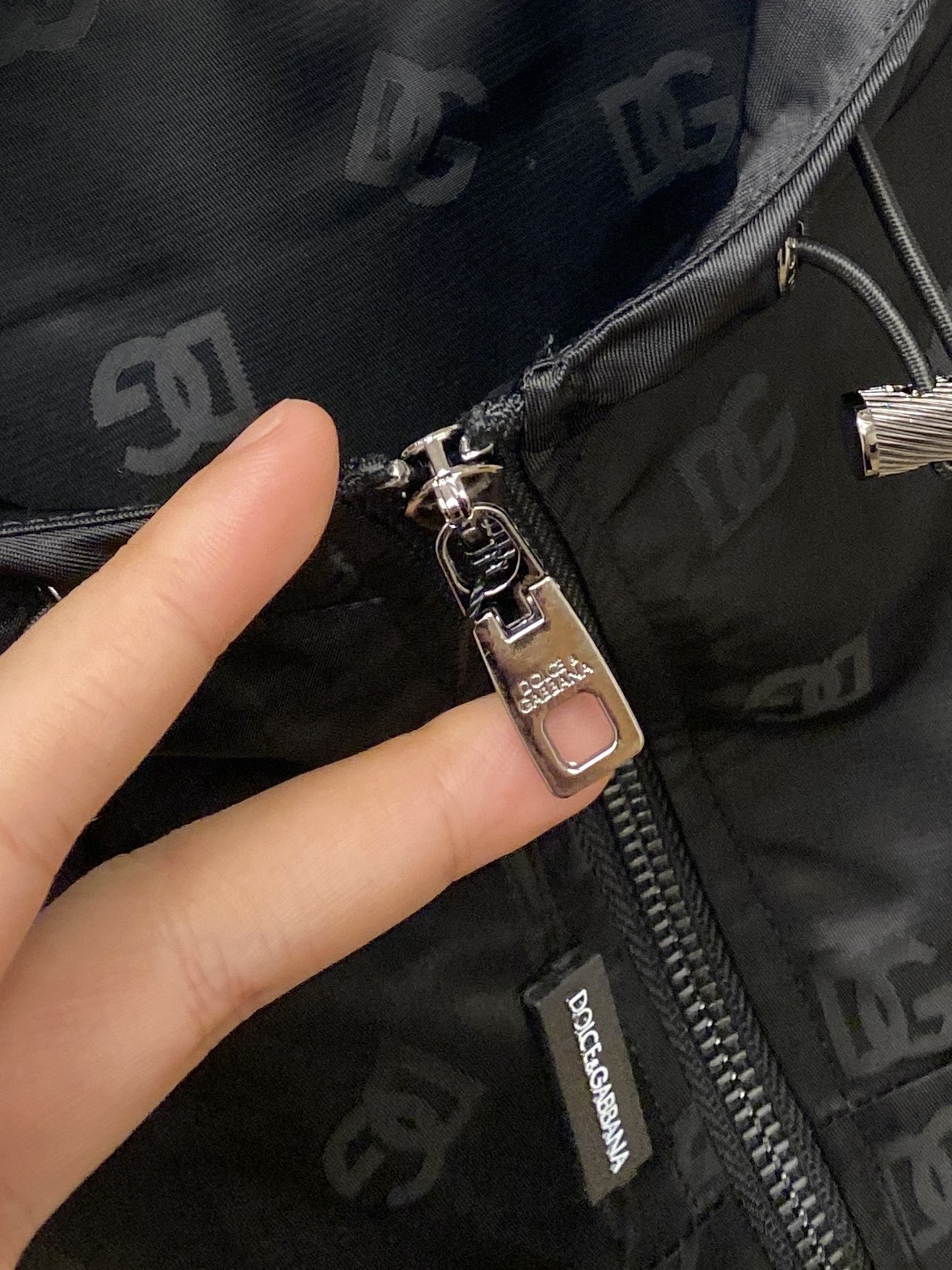 DG、2025新品夹克外套，时尚帅气，简约百搭款，顶级数码定位印花字母logo，定制原版面料，不仅挺括，