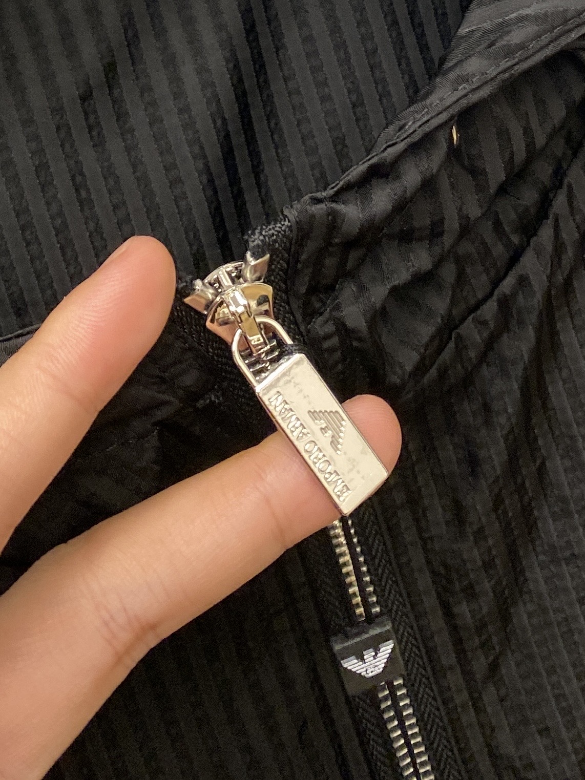 阿玛尼、2025新品夹克外套，时尚帅气，简约百搭款，胸前顶级印胶图案logo，定制原版面料，不仅挺括，保