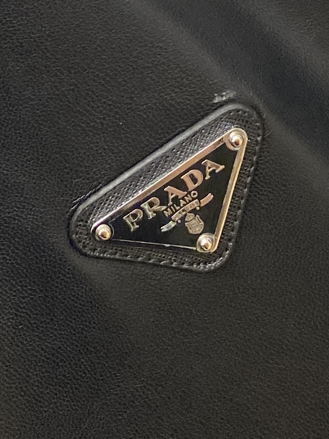 ￼ 普拉达、2025新品夹克外套，时尚帅气，简约百搭款，胸前五金装饰三角标logo，定制原版面料，不仅挺