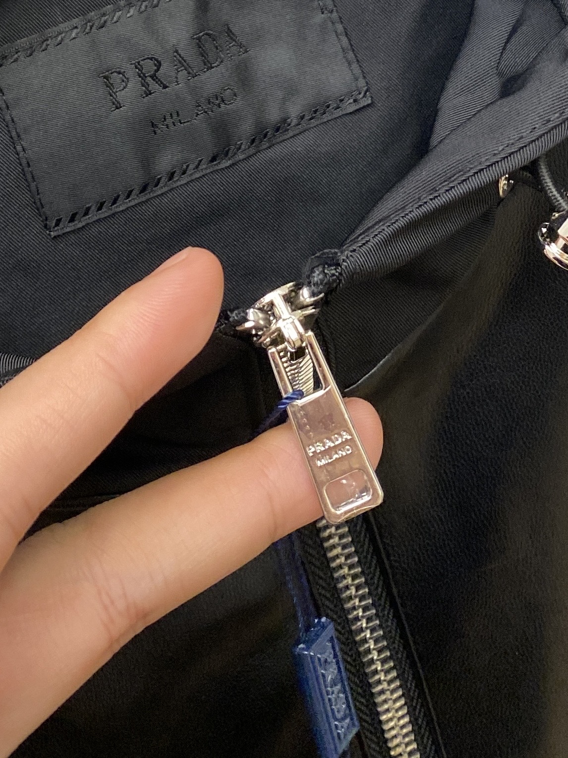 ￼ 普拉达、2025新品夹克外套，时尚帅气，简约百搭款，胸前五金装饰三角标logo，定制原版面料，不仅挺