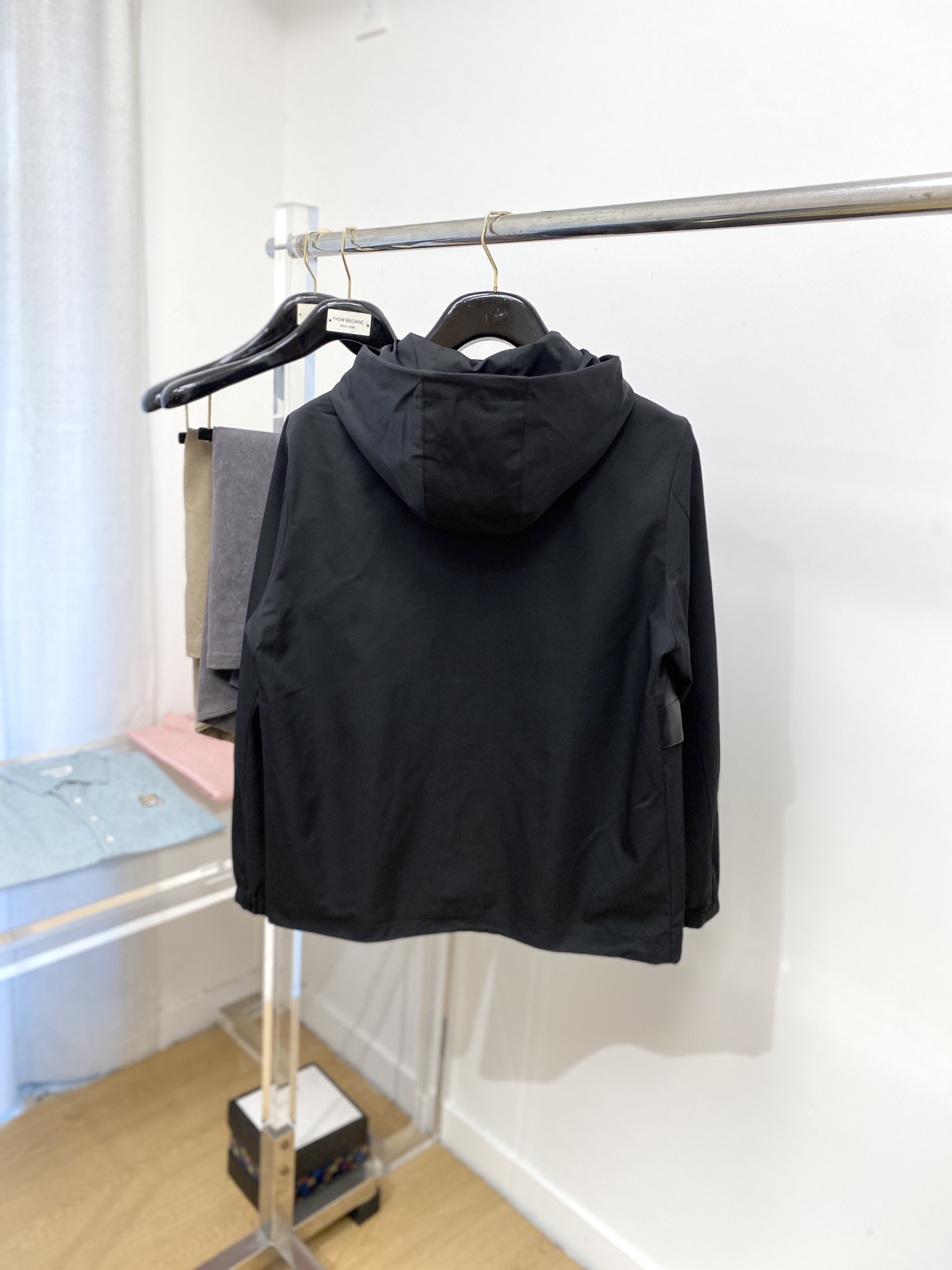 ￼ 普拉达、2025新品夹克外套，时尚帅气，简约百搭款，胸前五金装饰三角标logo，定制原版面料，不仅挺