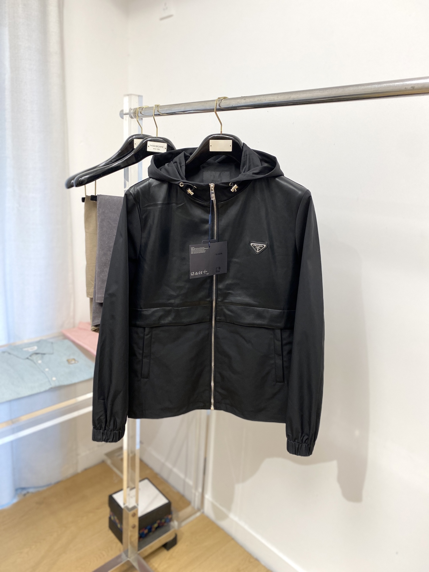 NO:514027,Prada, 2025 new jacket jacket, fashionable and handsome, simple and versatile style, chest hardware decorative triangle logo, customized original fabric, not only crisp, maintains the trendy silhouette, and is comfortable to wear, the yarn weaving is more delicate, the number M-3XL, prada, jackets & coats, jackets & coats, alexander wang19860909普拉达、2025新品夹克外套,时尚帅气,简约百搭款,胸前五金装饰三角标logo,定制原版面料,不仅挺括,保持潮流的廓形,又穿着舒适,纱织更细腻,码数M-3XL,,prada,jackets & coats,jackets & coats,alexander wang,Men's clothing