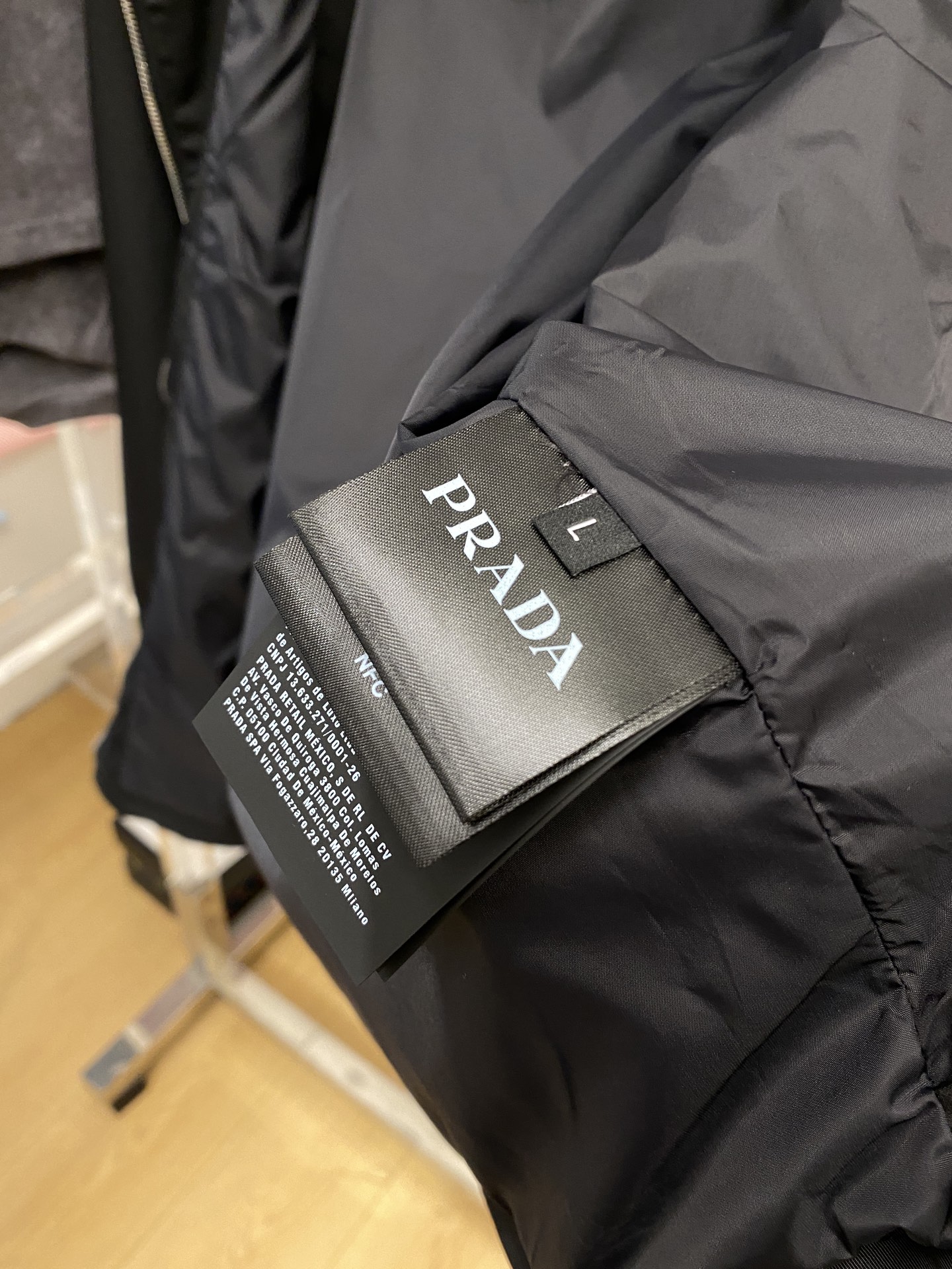 ￼ 普拉达、2025新品夹克外套，时尚帅气，简约百搭款，胸前五金装饰三角标logo，定制原版面料，不仅挺
