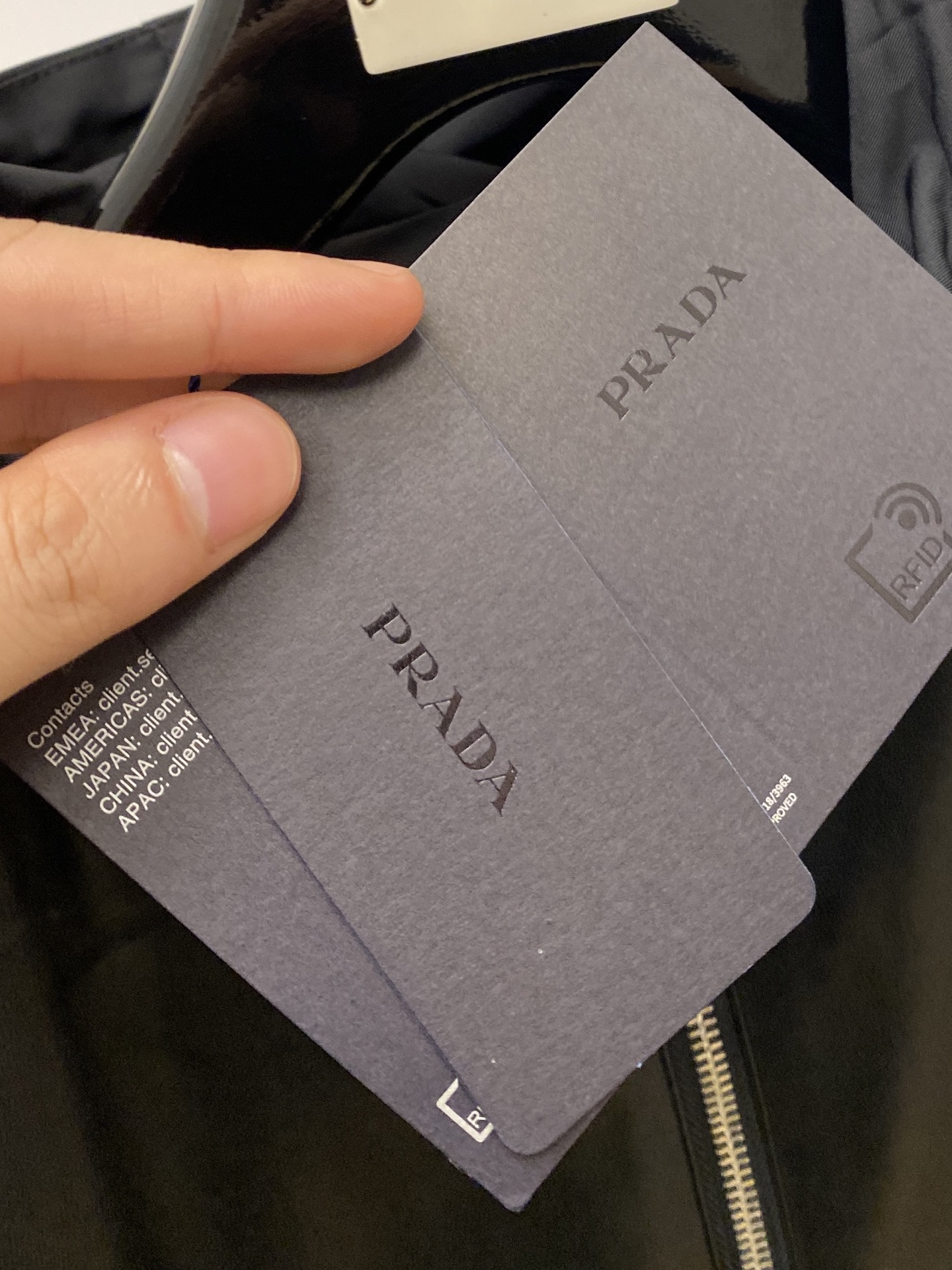 ￼ 普拉达、2025新品夹克外套，时尚帅气，简约百搭款，胸前五金装饰三角标logo，定制原版面料，不仅挺