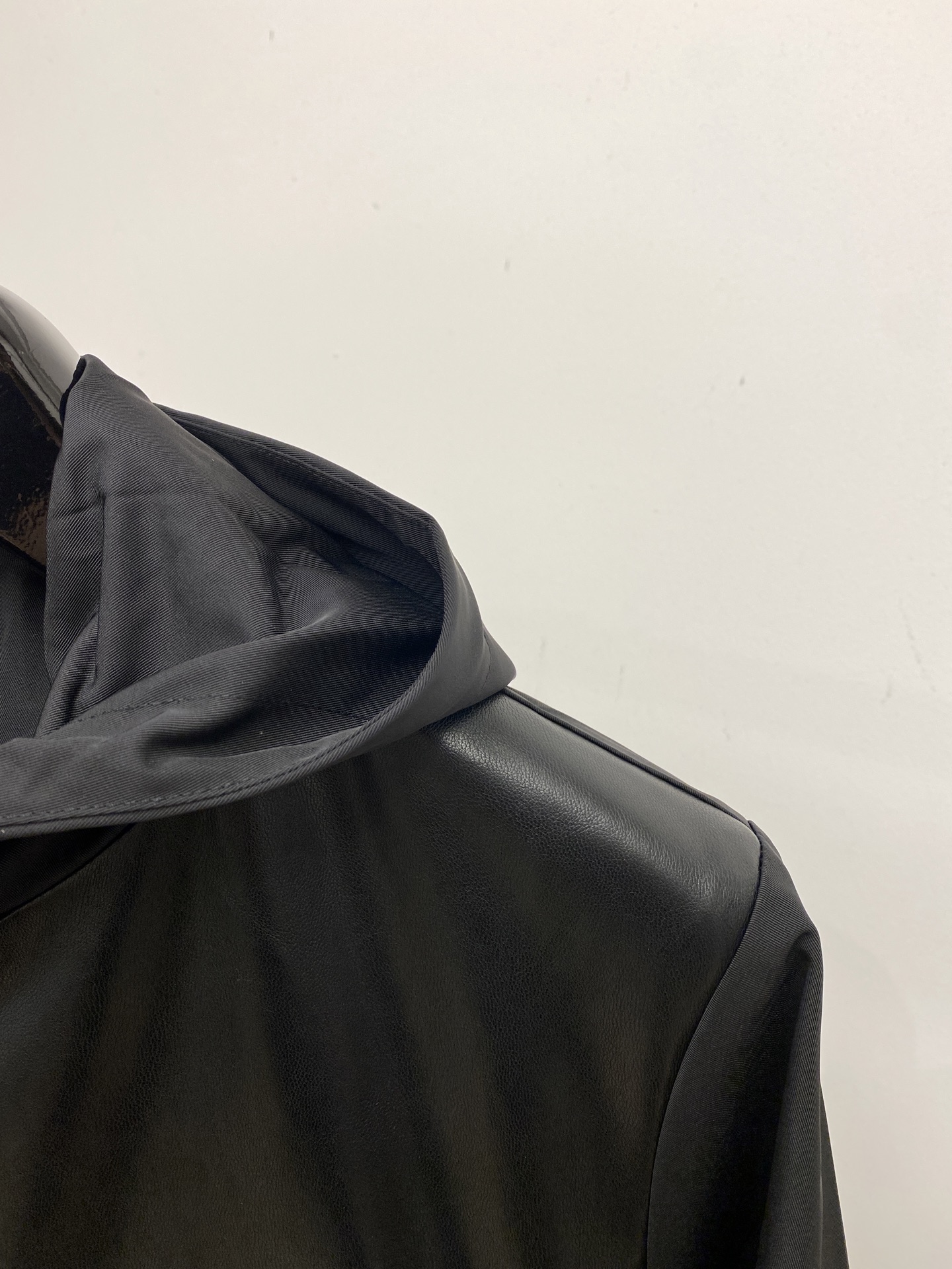 ￼ 普拉达、2025新品夹克外套，时尚帅气，简约百搭款，胸前五金装饰三角标logo，定制原版面料，不仅挺