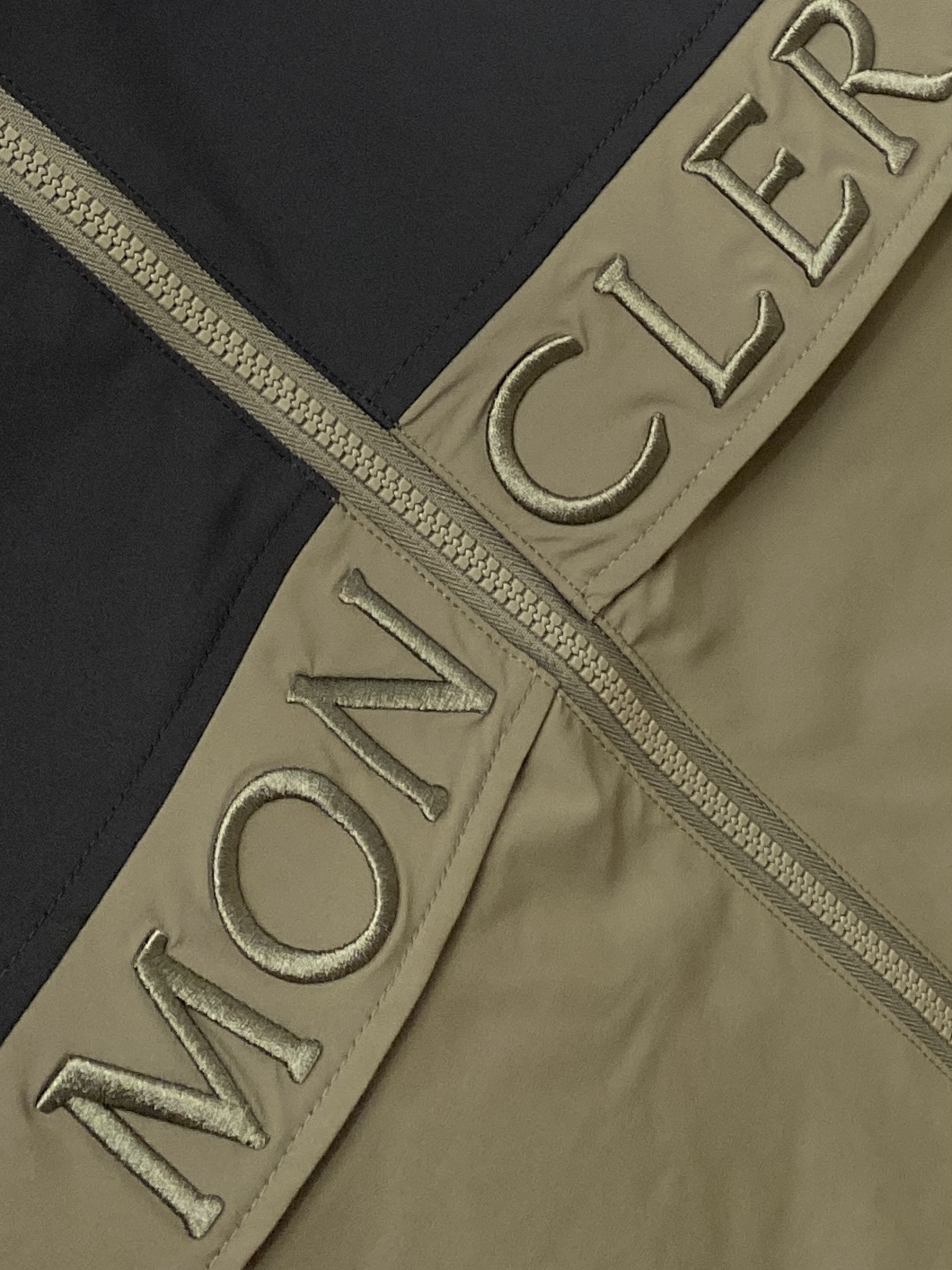 ￼ 蒙口、2025新品夹克外套，时尚帅气，简约百搭款，袖口顶级刺绣装饰图案logo，定制原版面料，不仅挺