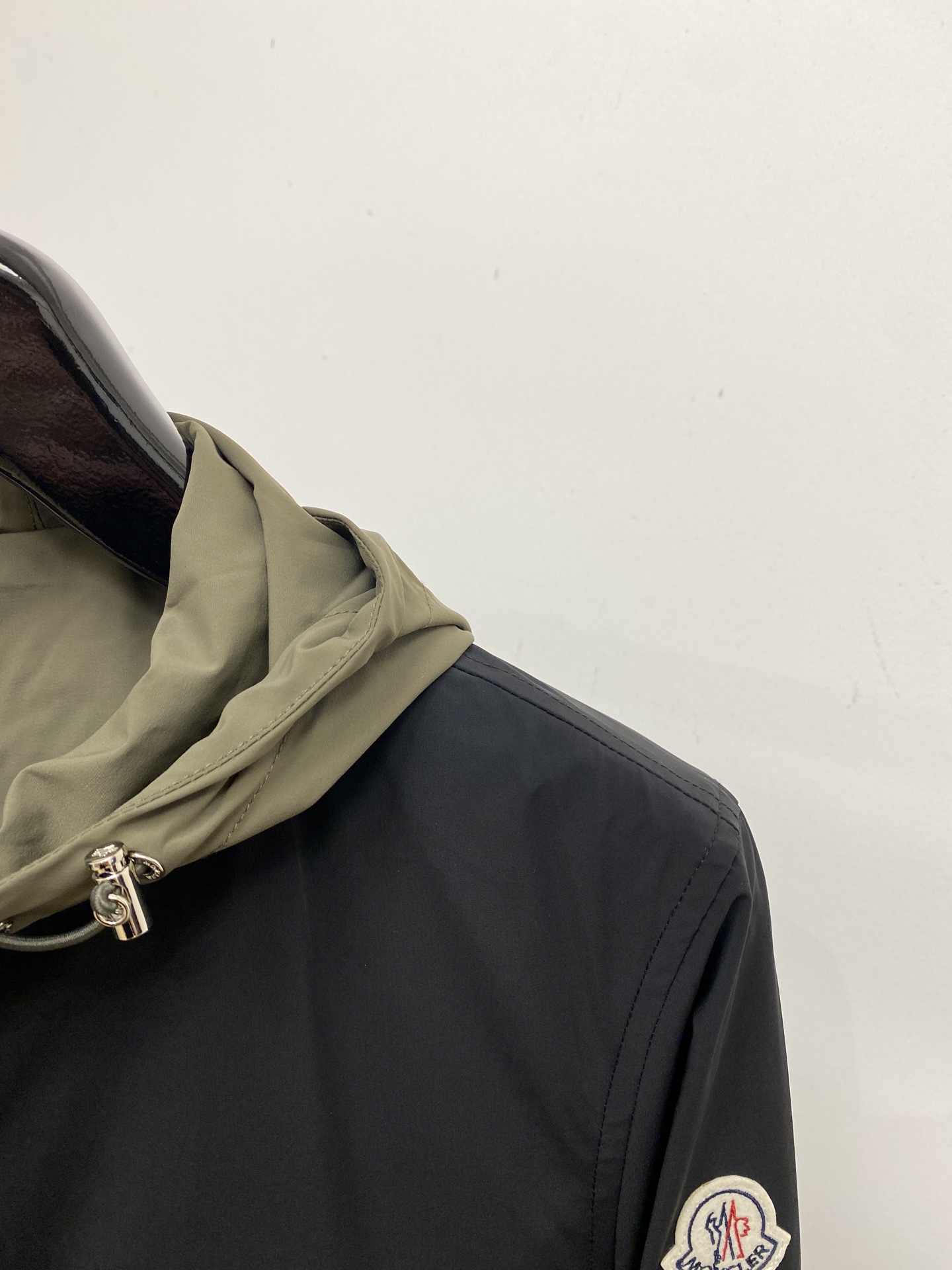 ￼ 蒙口、2025新品夹克外套，时尚帅气，简约百搭款，袖口顶级刺绣装饰图案logo，定制原版面料，不仅挺