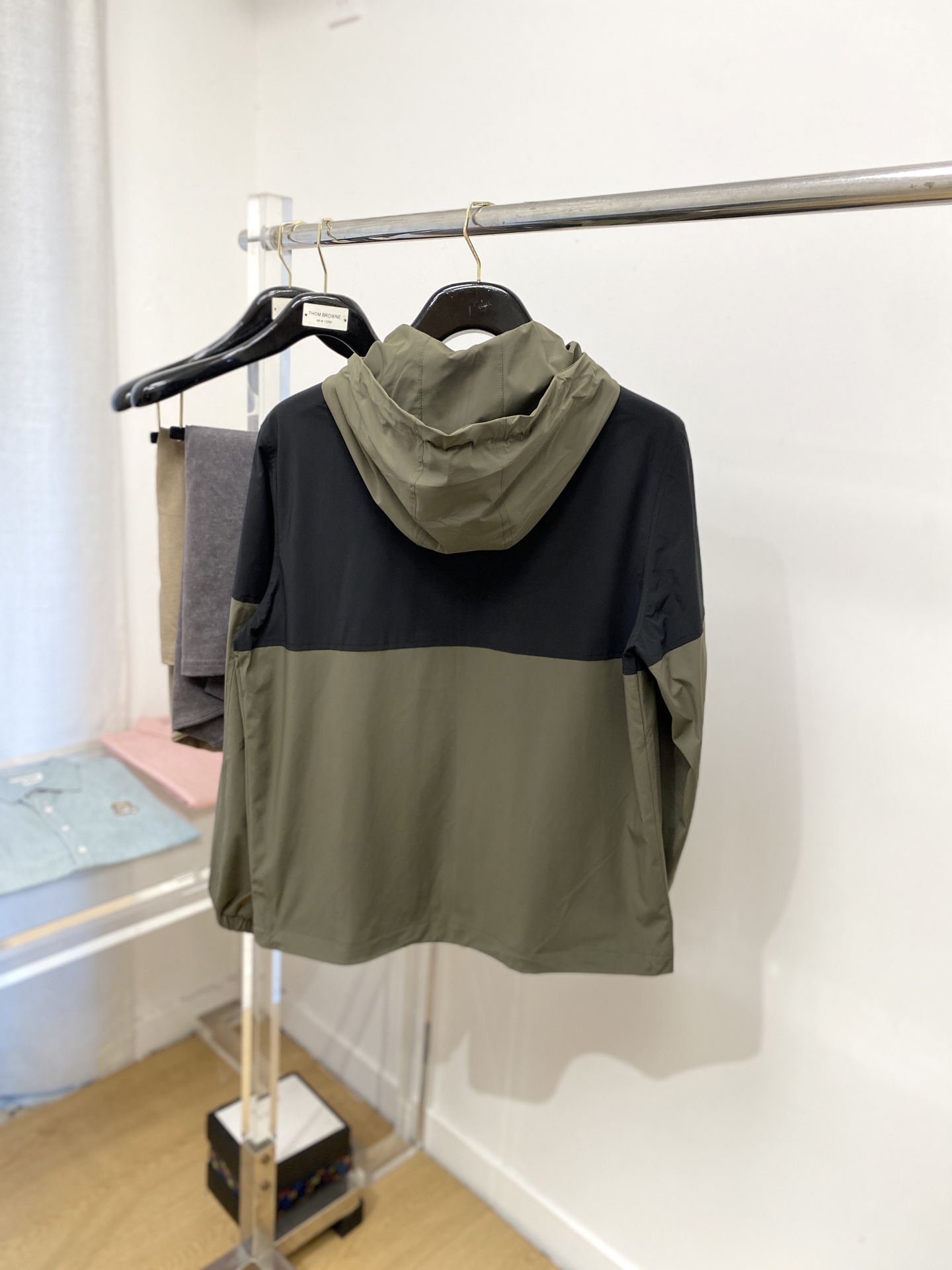 ￼ 蒙口、2025新品夹克外套，时尚帅气，简约百搭款，袖口顶级刺绣装饰图案logo，定制原版面料，不仅挺