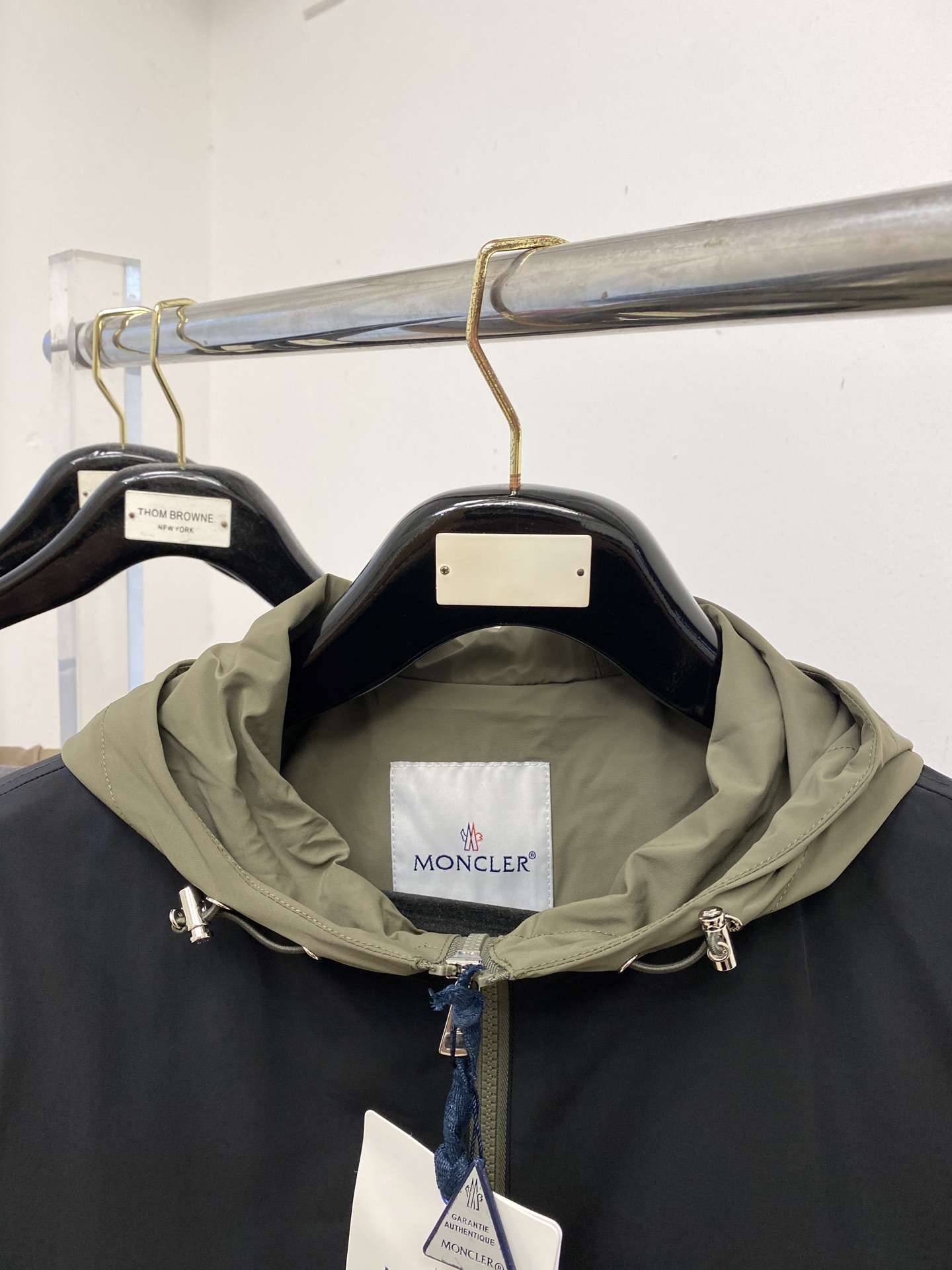 ￼ 蒙口、2025新品夹克外套，时尚帅气，简约百搭款，袖口顶级刺绣装饰图案logo，定制原版面料，不仅挺