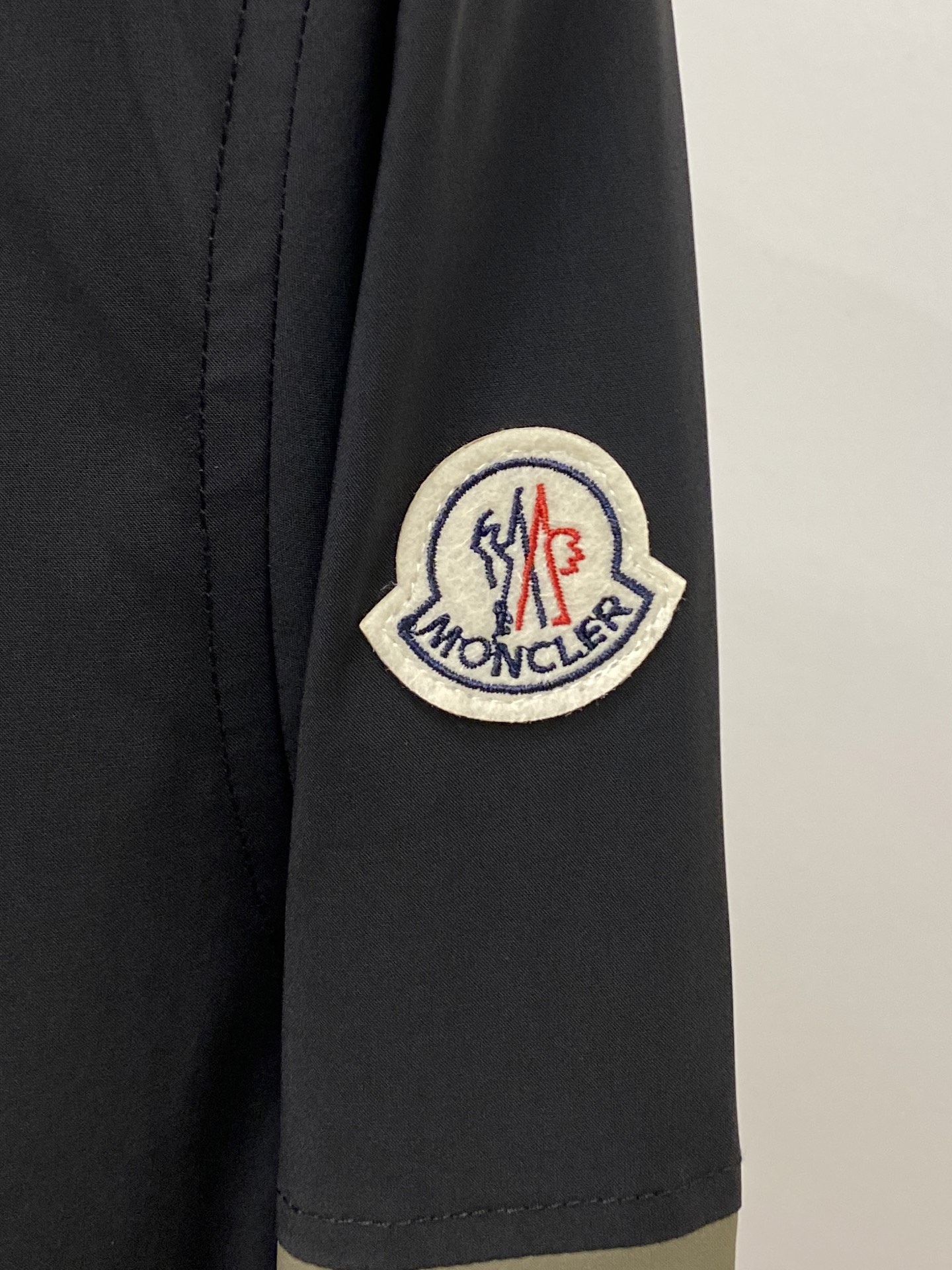 ￼ 蒙口、2025新品夹克外套，时尚帅气，简约百搭款，袖口顶级刺绣装饰图案logo，定制原版面料，不仅挺