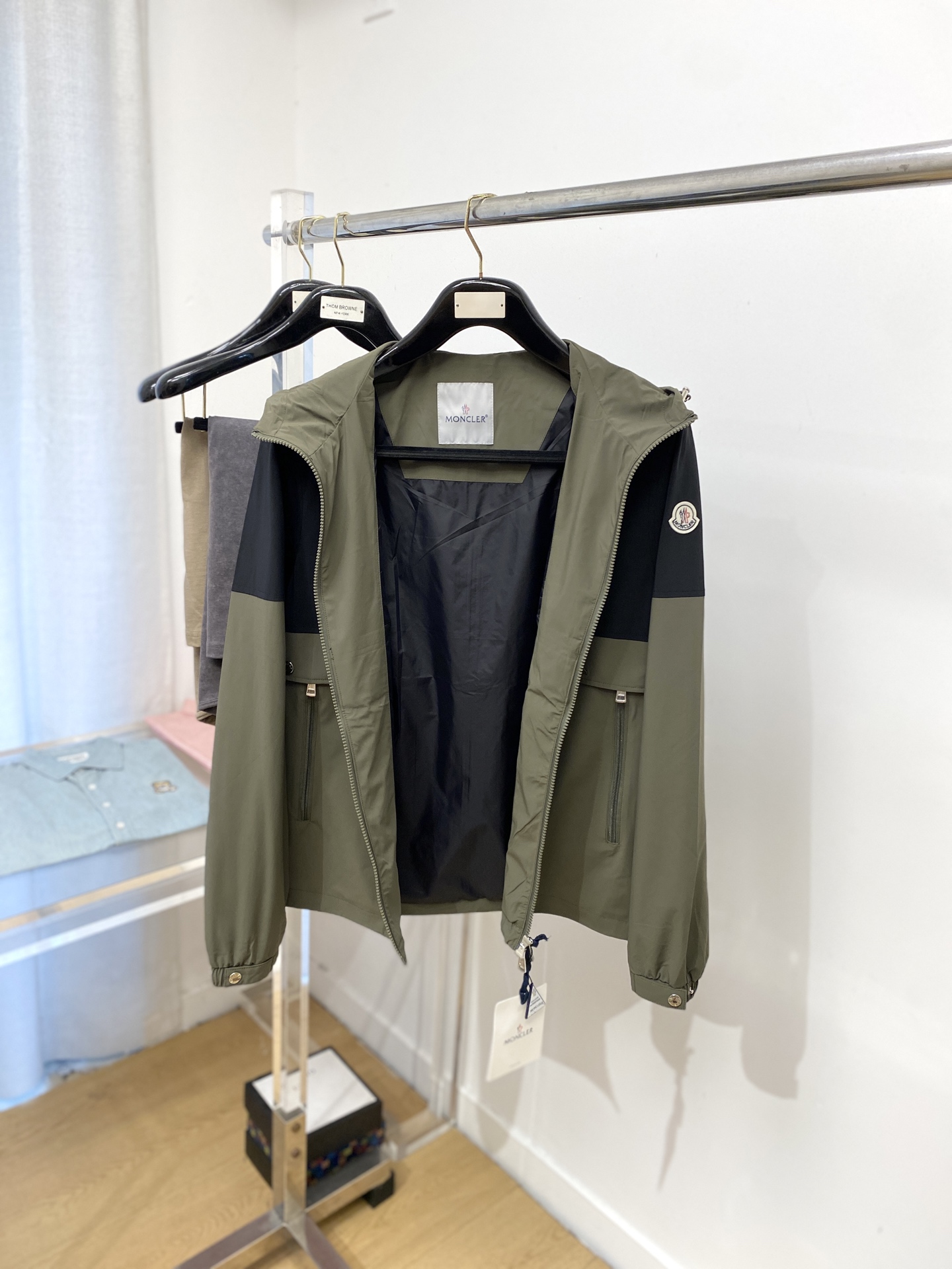 ￼ 蒙口、2025新品夹克外套，时尚帅气，简约百搭款，袖口顶级刺绣装饰图案logo，定制原版面料，不仅挺