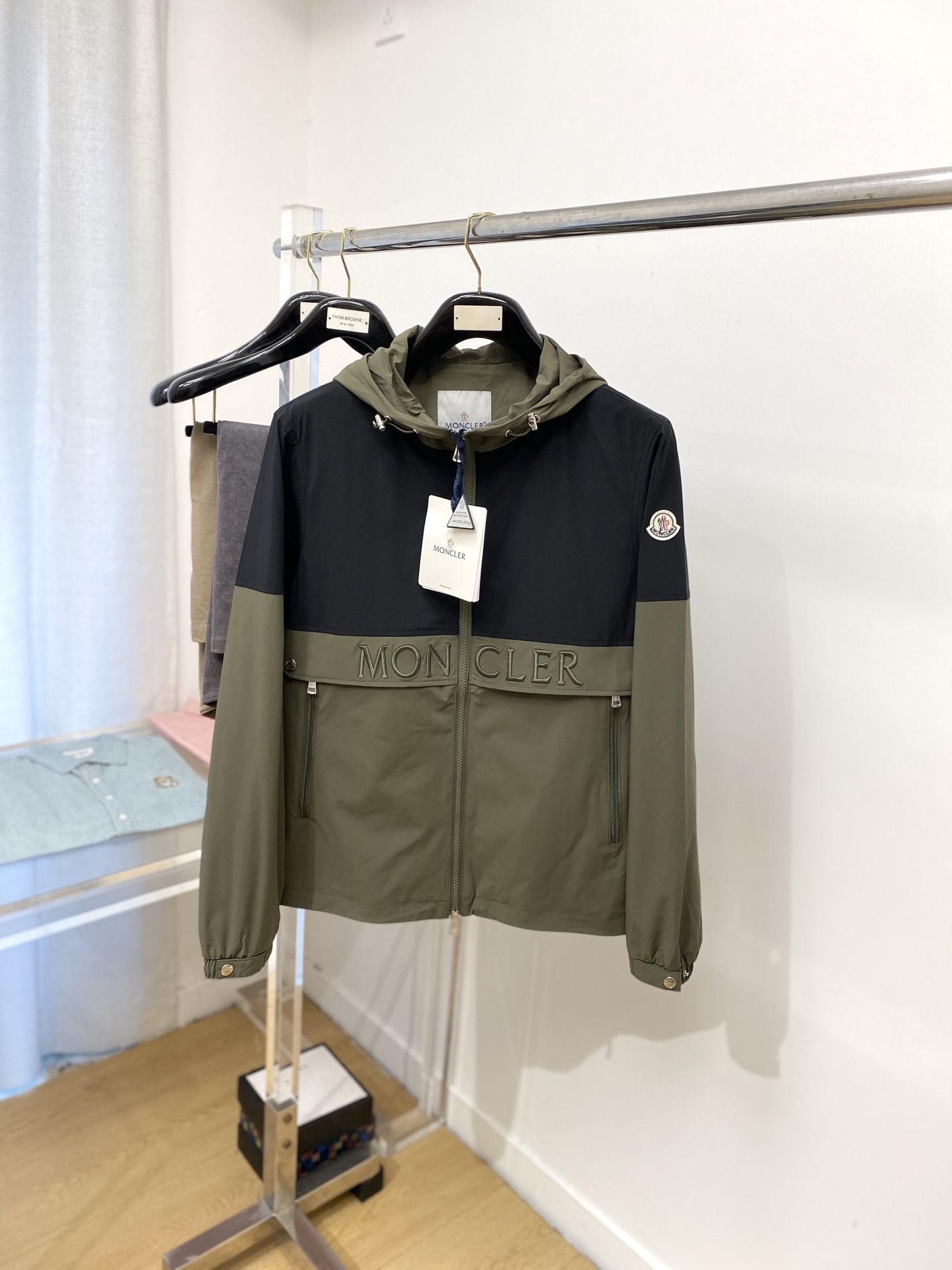 NO:514029,The cover, 2025 new jacket jacket, fashionable and handsome, simple and versatile style, top-grade embroidery decorative pattern logo on the cuff, customized original fabric, not only crisp, maintains the trendy silhouette, and is comfortable to wear, the yarn weaving is more delicate, the number M-3XL, Moncler, jackets & coats, jackets & coats, alexander wang19860909蒙口、2025新品夹克外套,时尚帅气,简约百搭款,袖口顶级刺绣装饰图案logo,定制原版面料,不仅挺括,保持潮流的廓形,又穿着舒适,纱织更细腻,码数M-3XL,,Moncler,jackets & coats,jackets & coats,alexander wang,Men's clothing