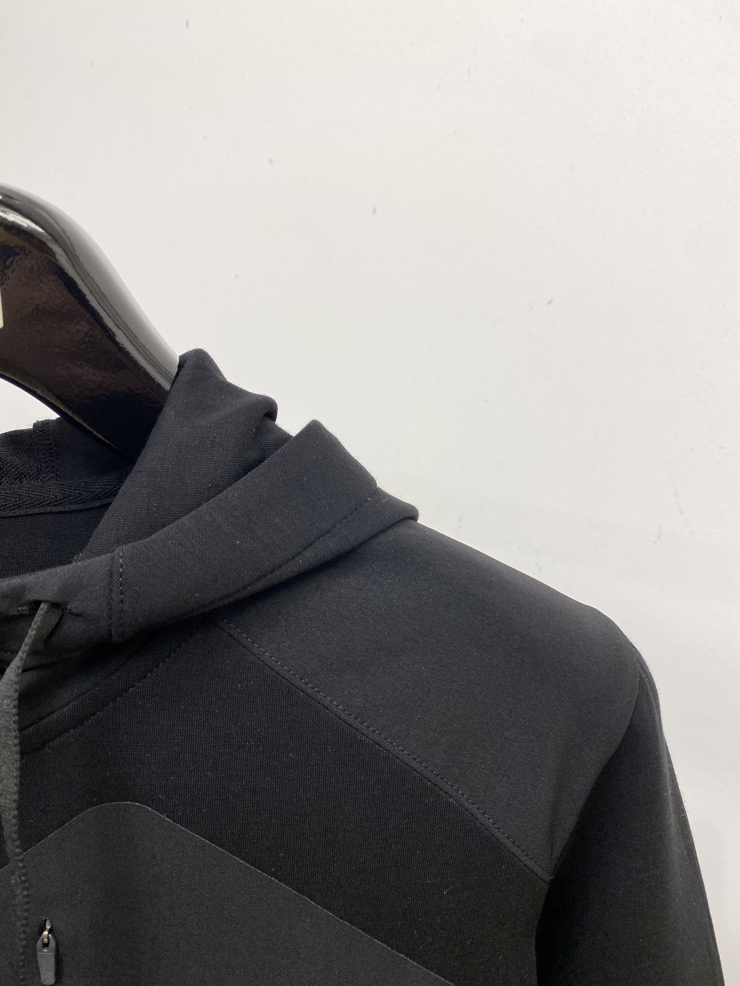 始祖鸟、2025最新款卫衣，帅气时尚，胸前精致刺绣图案logo，简约百搭款。面料棉 不仅挺括，保持潮流的