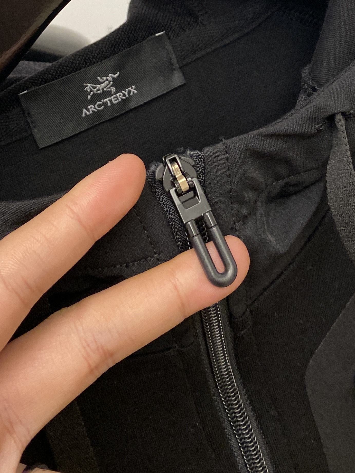 始祖鸟、2025最新款卫衣，帅气时尚，胸前精致刺绣图案logo，简约百搭款。面料棉 不仅挺括，保持潮流的