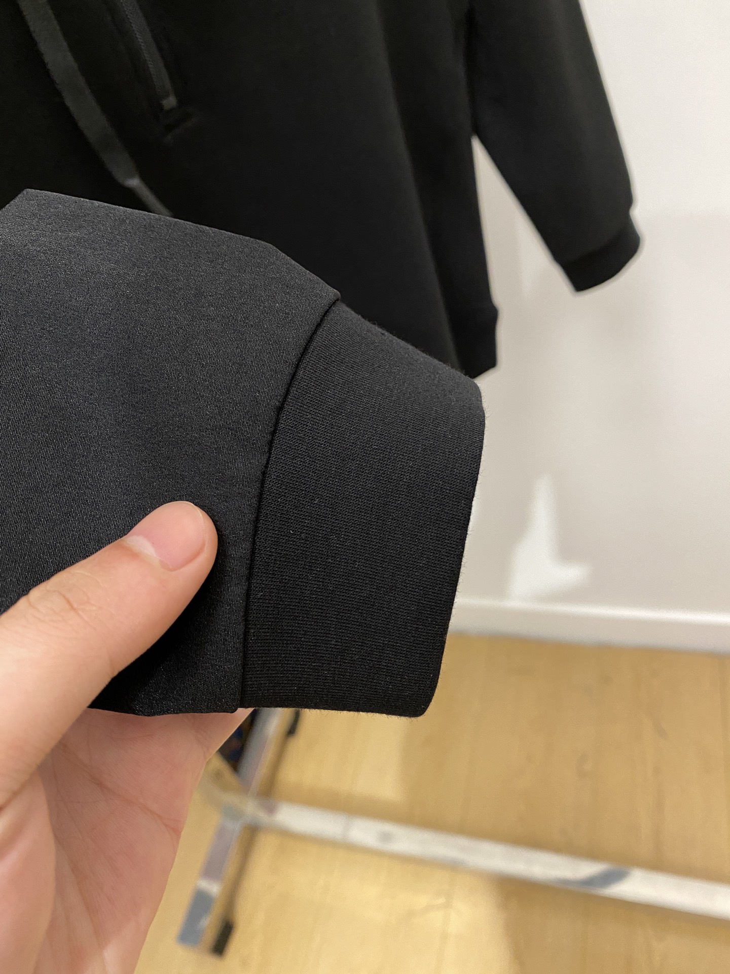 始祖鸟、2025最新款卫衣，帅气时尚，胸前精致刺绣图案logo，简约百搭款。面料棉 不仅挺括，保持潮流的