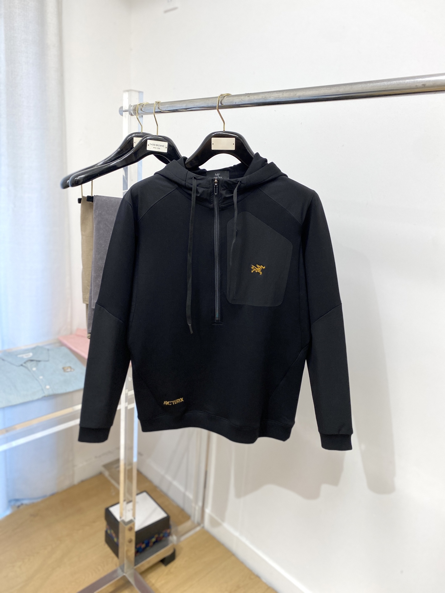 始祖鸟、2025最新款卫衣，帅气时尚，胸前精致刺绣图案logo，简约百搭款。面料棉 不仅挺括，保持潮流的