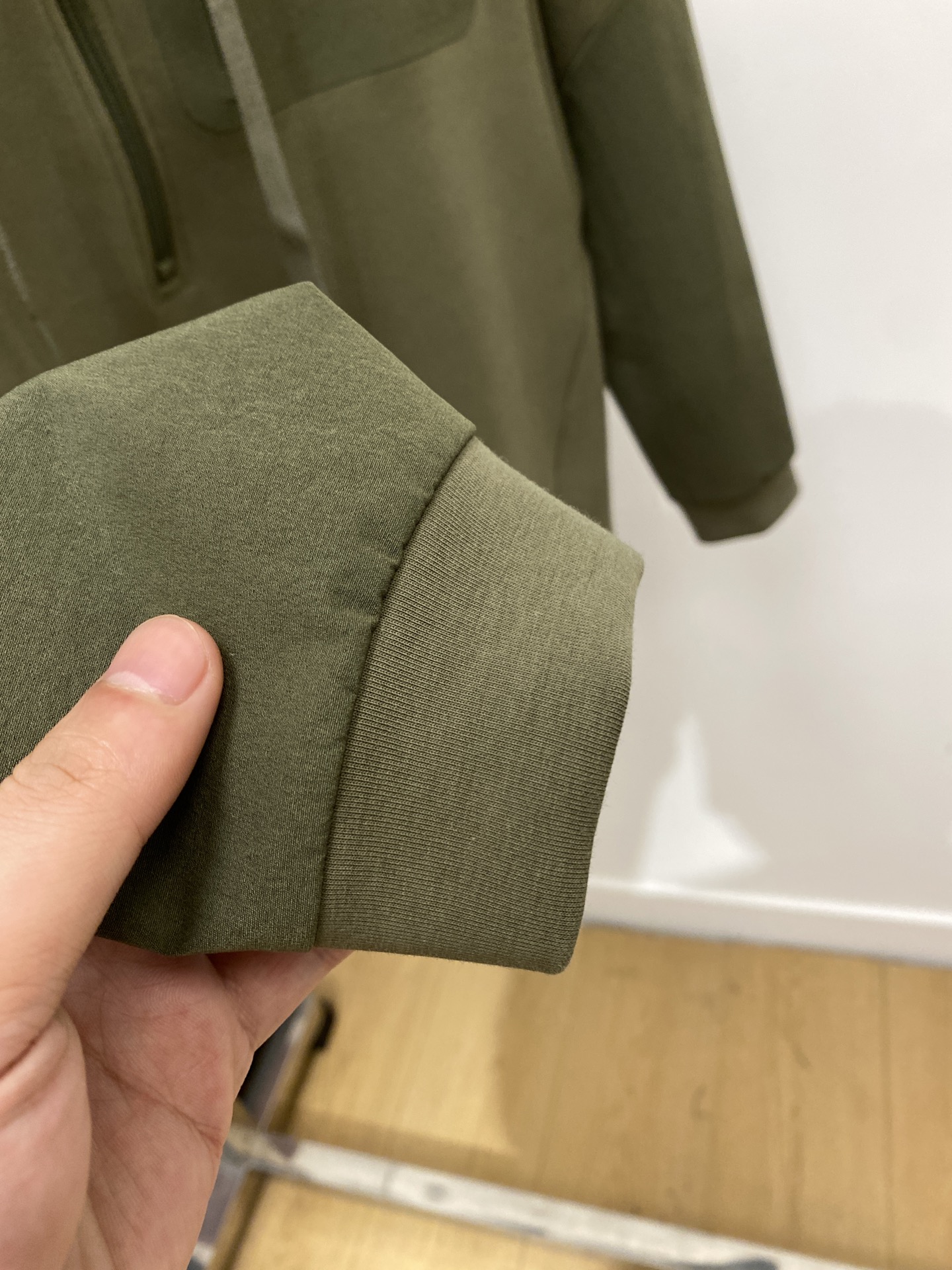 始祖鸟、2025最新款卫衣，帅气时尚，胸前精致刺绣图案logo，简约百搭款。面料棉 不仅挺括，保持潮流的