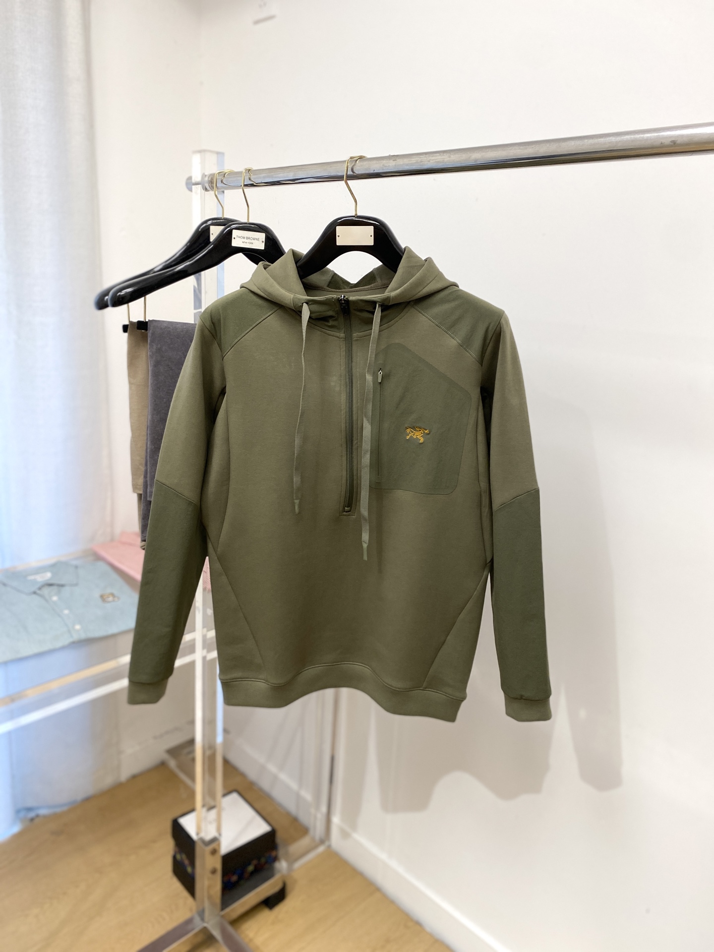 始祖鸟、2025最新款卫衣，帅气时尚，胸前精致刺绣图案logo，简约百搭款。面料棉 不仅挺括，保持潮流的